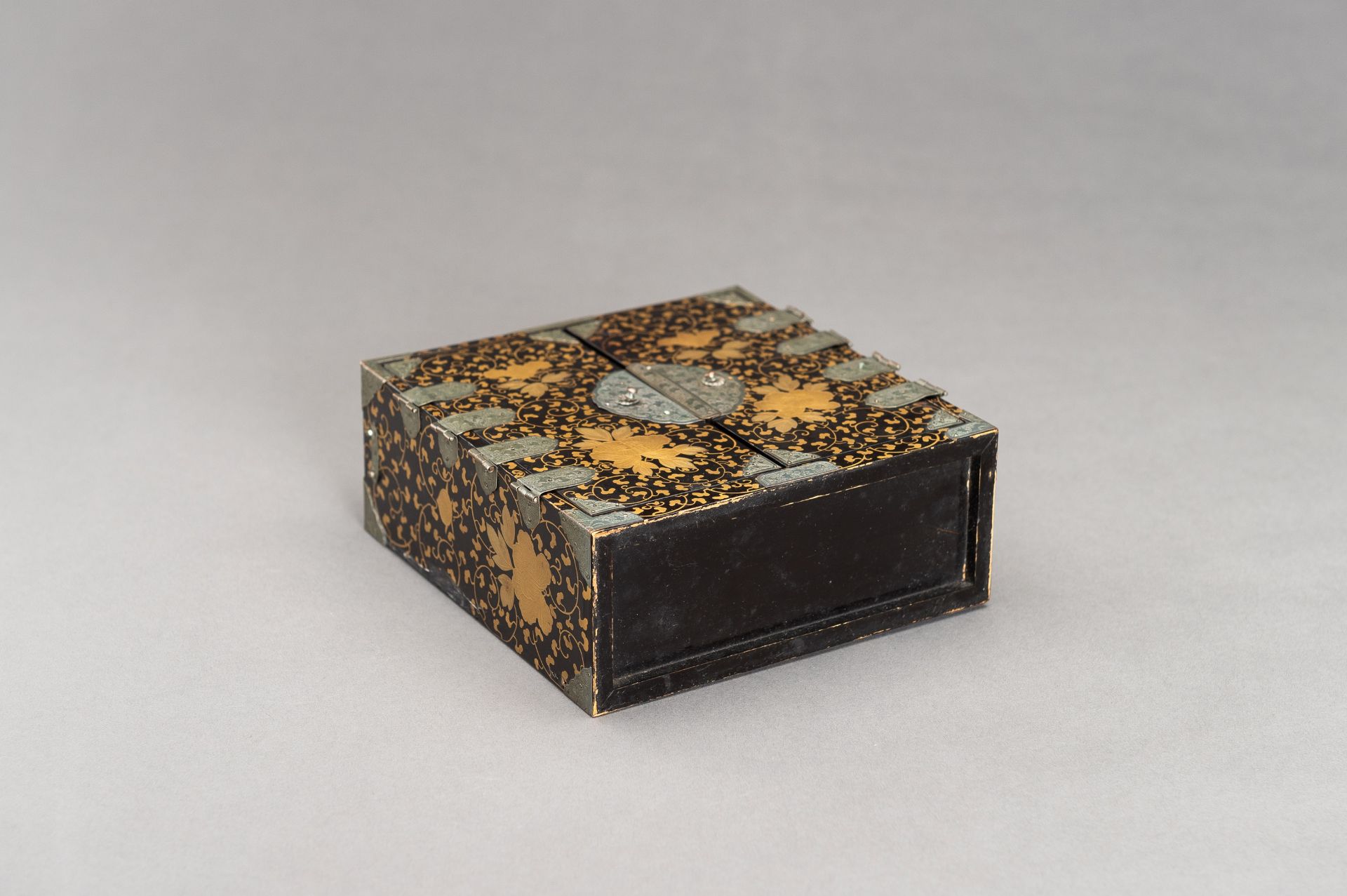 A BLACK AND GOLD LACQUER MINIATURE CABINET - Image 19 of 19