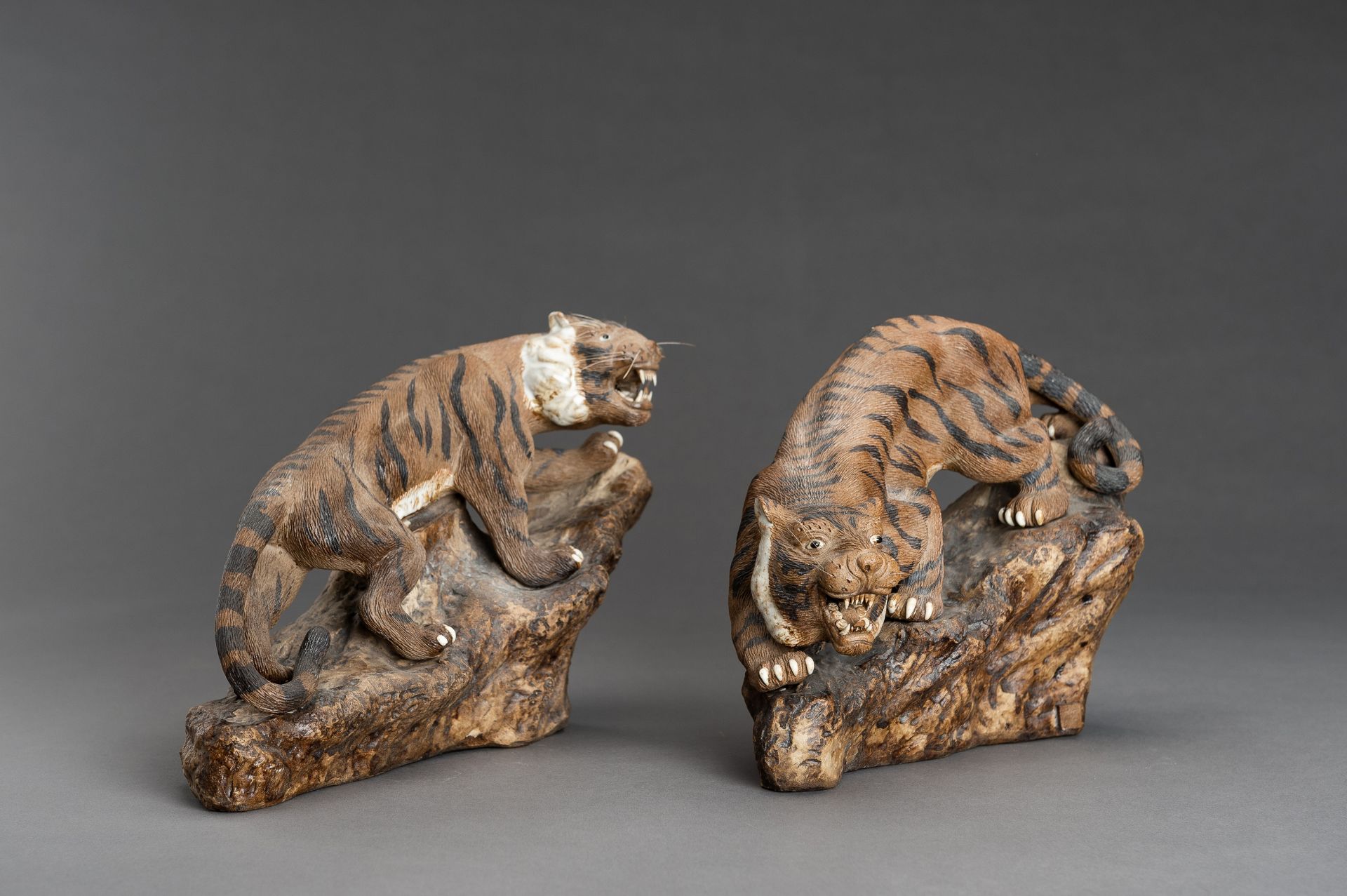 A PAIR OF SHIWAN PORCELAIN TIGERS - Bild 10 aus 11