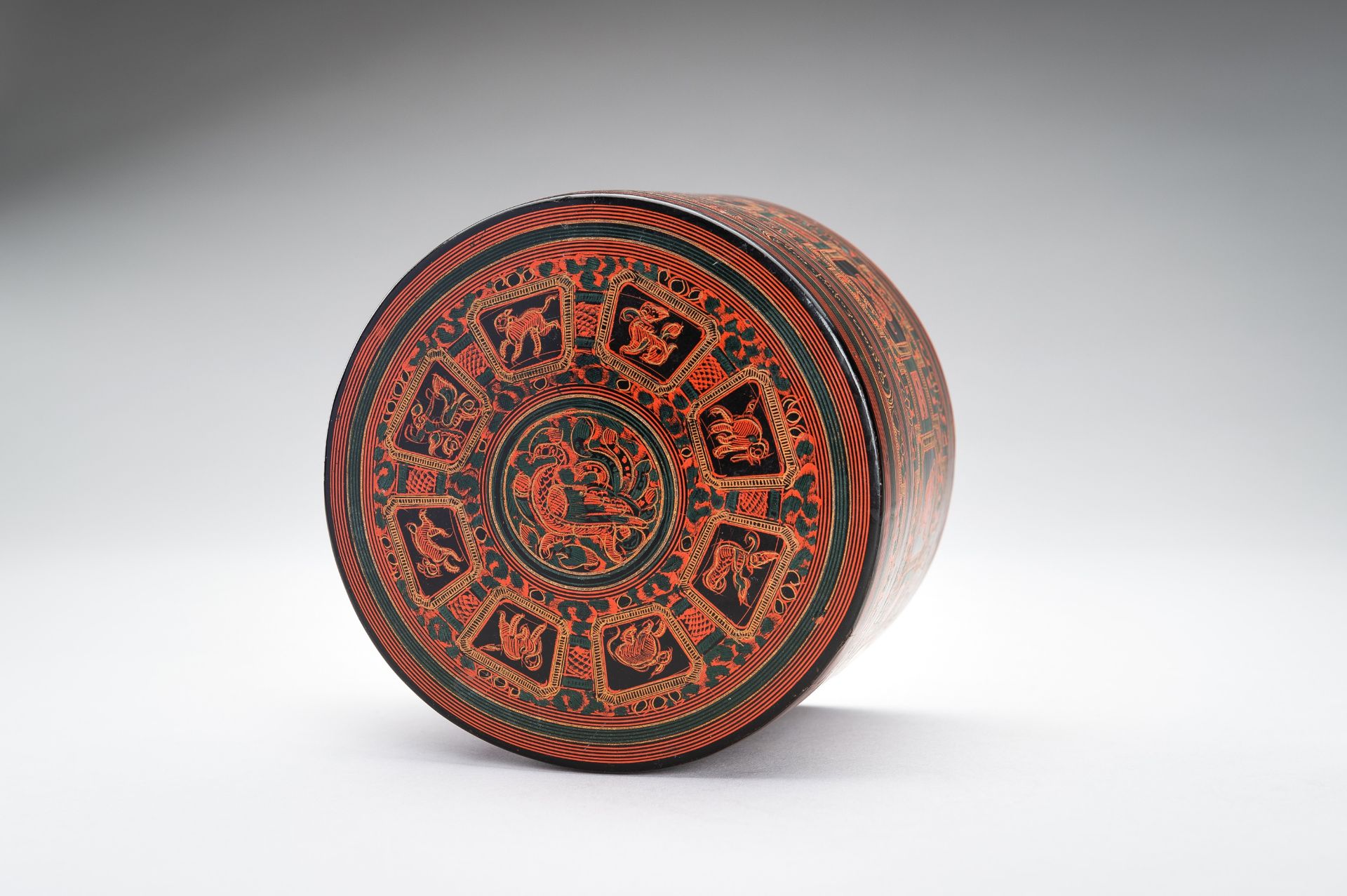 A BURMESE LACQUER BETEL BOX AND COVER, 1900s - Bild 2 aus 19