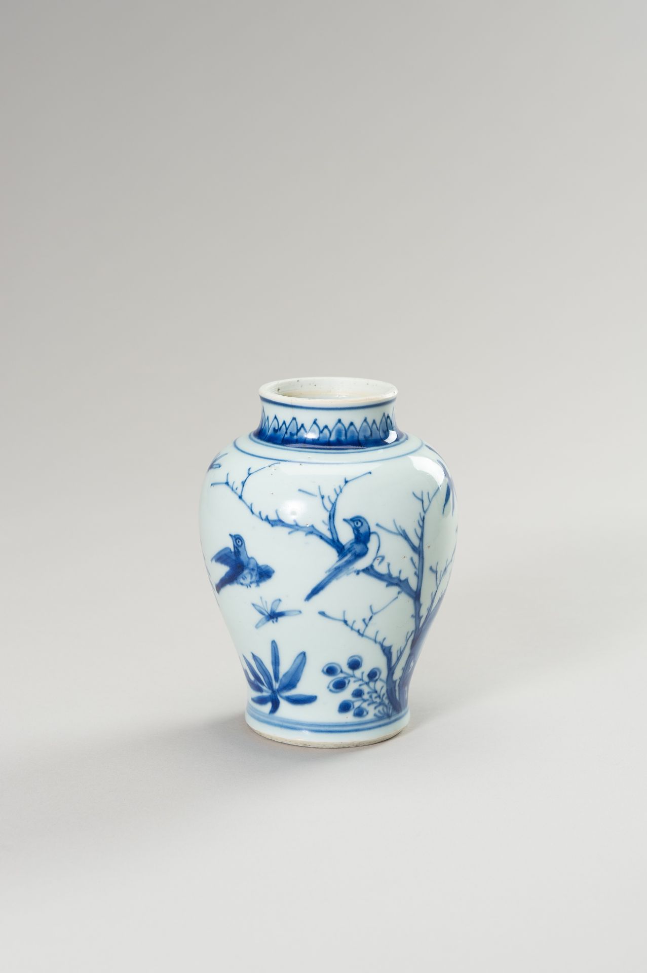 A BLUE AND WHITE PORCELAIN BALUSTER VASE - Image 7 of 10