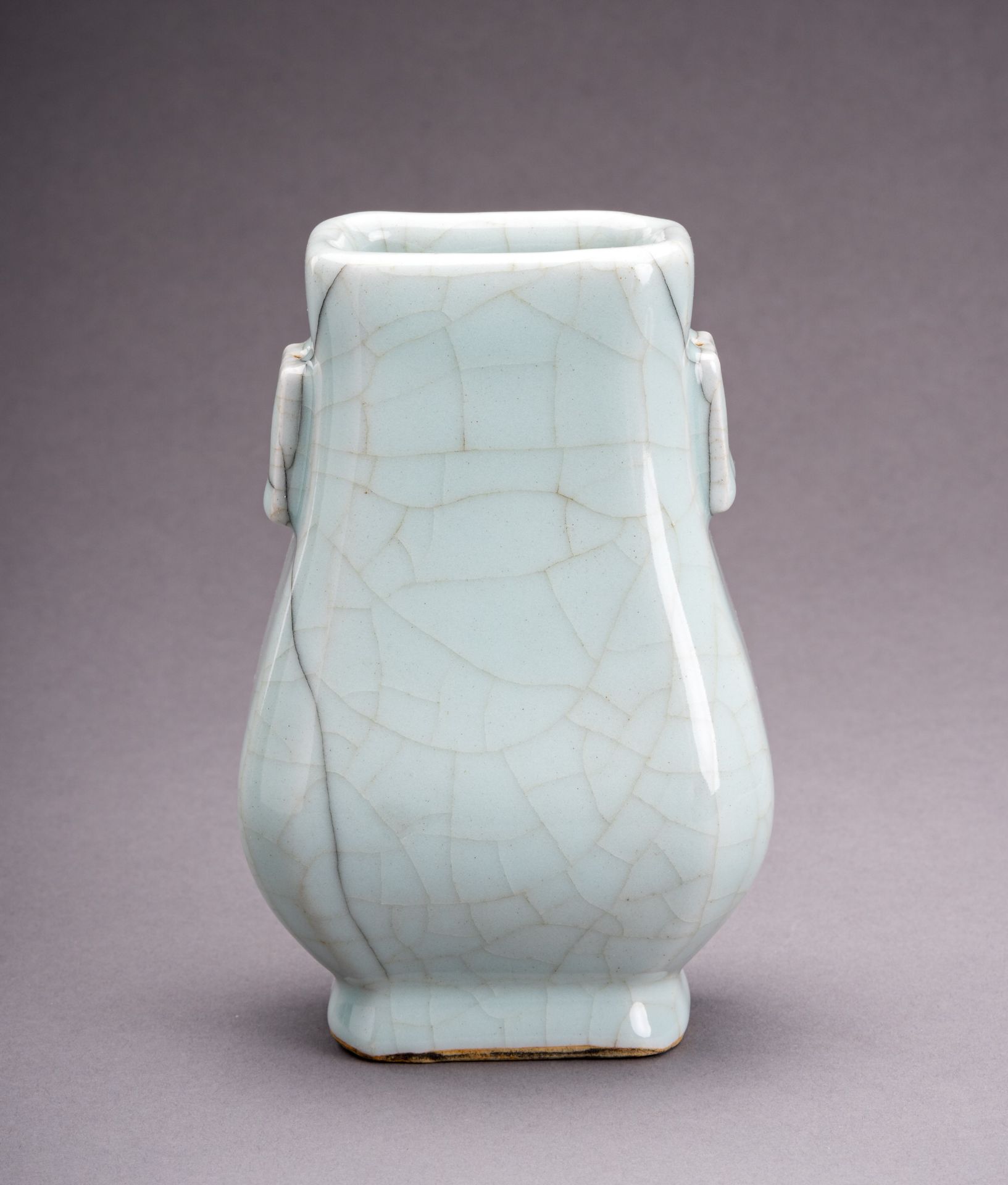 A GE-STYLE PORCELAIN VASE, HU, 1920s