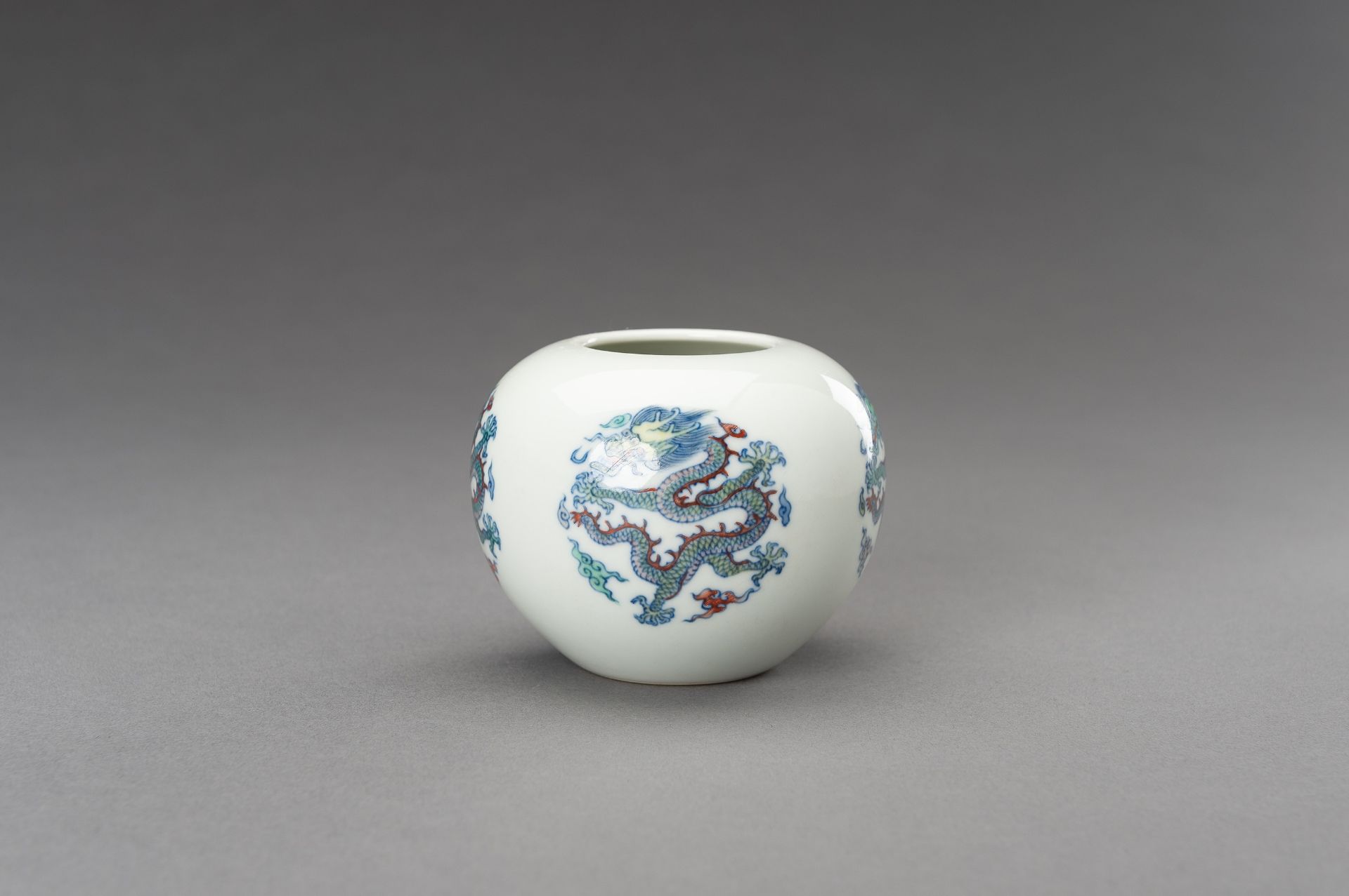 A DOUCAI 'DRAGON' PORCELAIN BRUSHWASHER, 1930s - Image 4 of 12