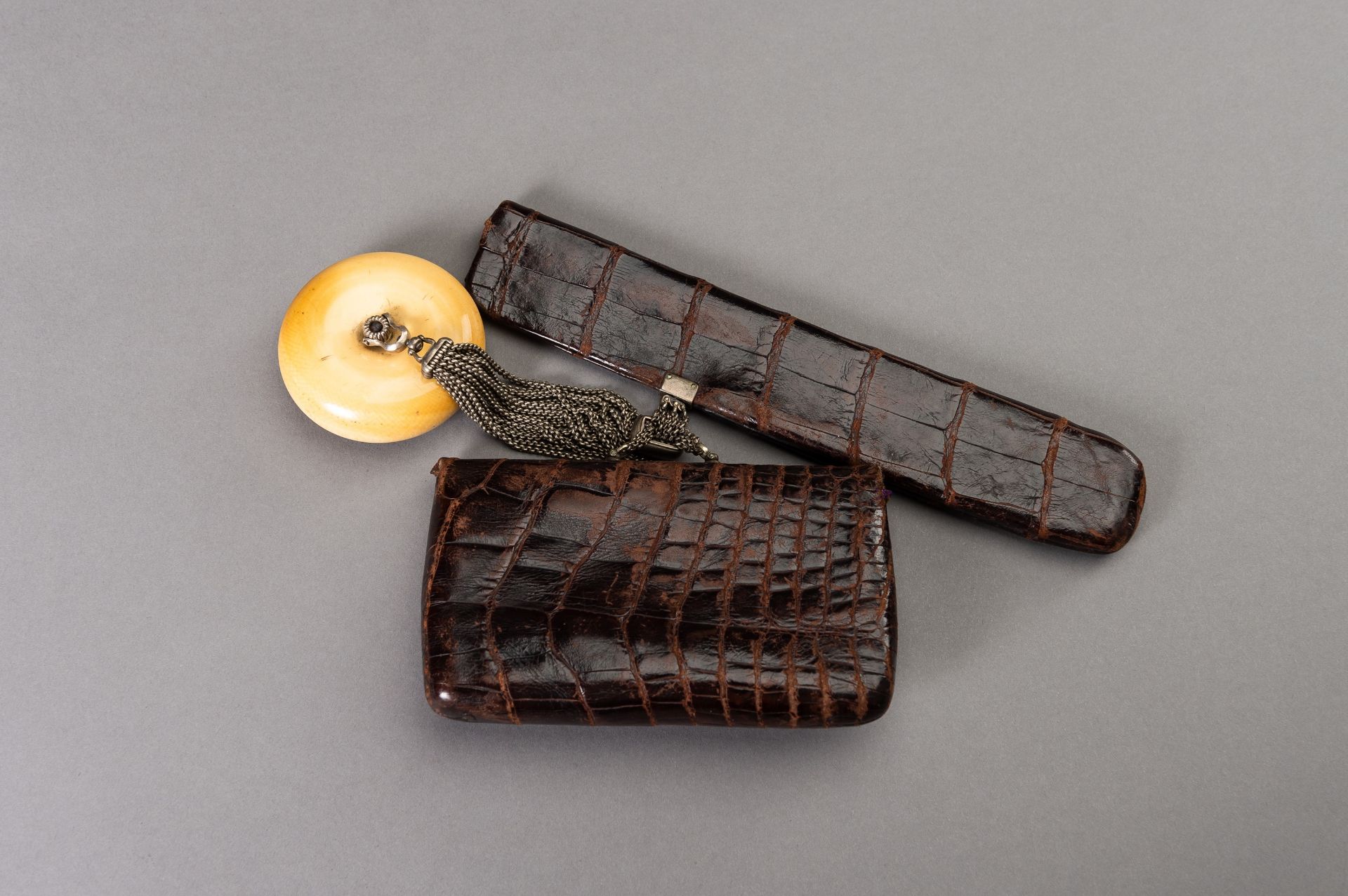 A LEATHER TABAKO-IRE AND ENSEMBLE WITH SILVER-FITTED KAGAMIBUTA NETSUKE DEPICTING A TIGER AND YOUNG - Bild 7 aus 9