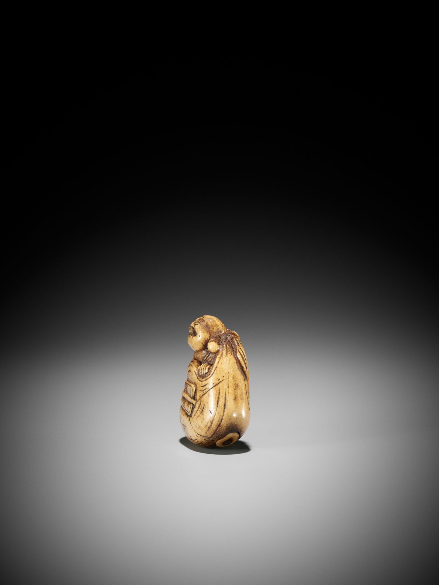 A LARGE STAG ANTLER NETSUKE OF HOTEI INSIDE HIS TREASURE BAG - Image 7 of 10