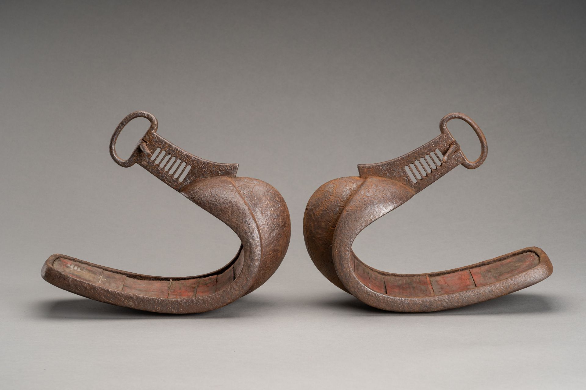 A PAIR OF IRON ABUMI (STIRRUPS), EDO - Bild 4 aus 9