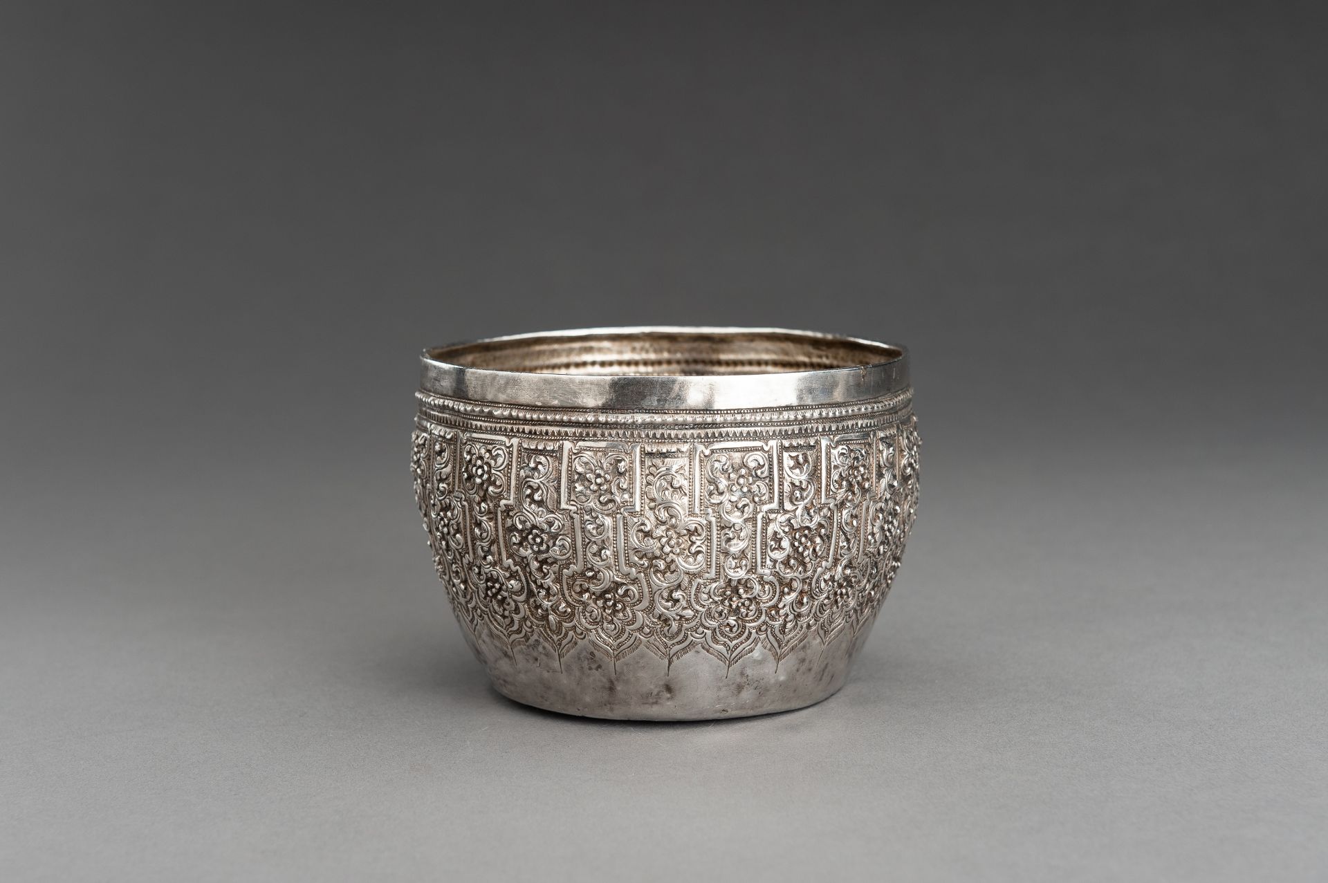 AN EMBOSSED BURMESE SILVER BOWL WITH FLORAL RELIEF - Bild 9 aus 13