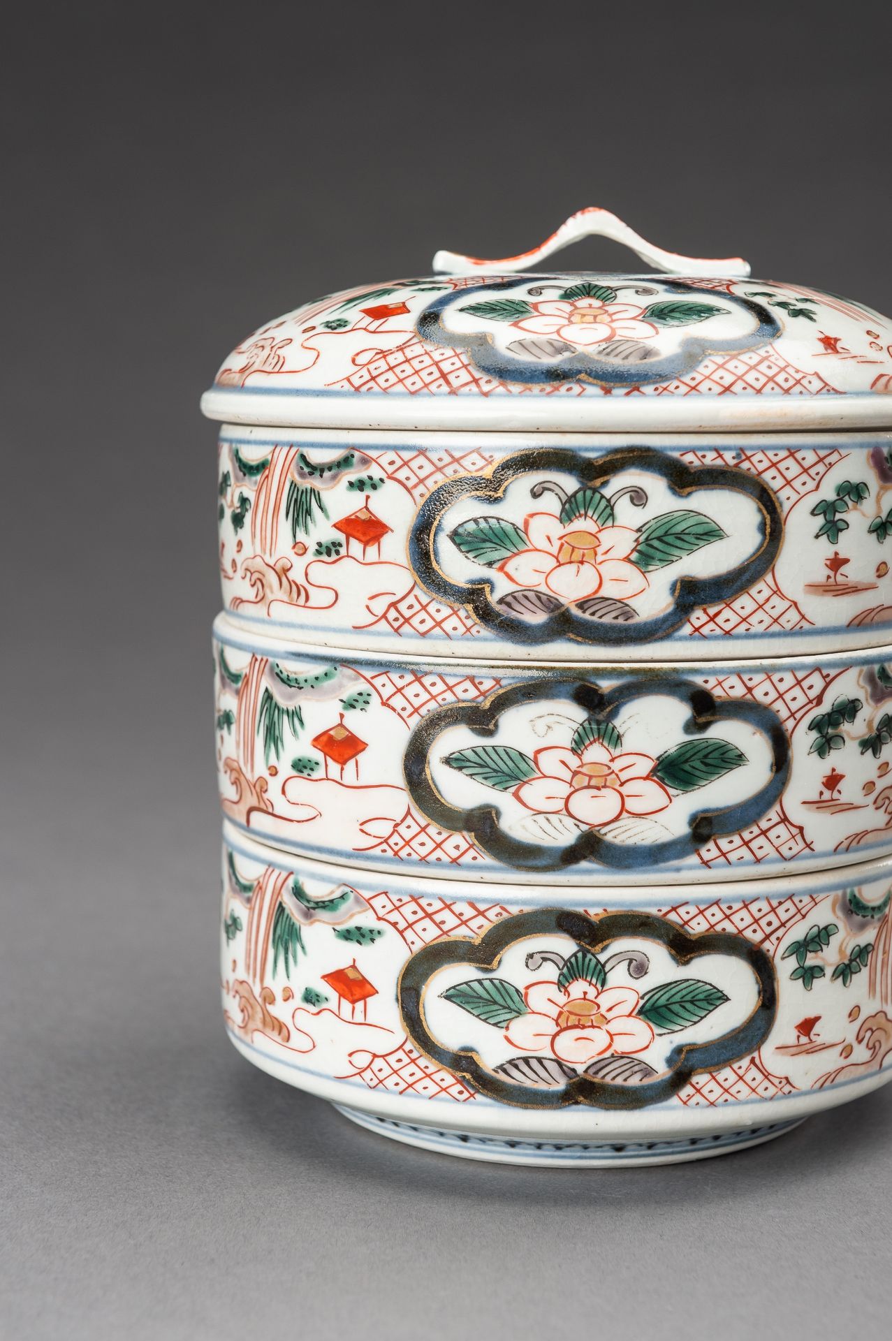 AN IMARI PORCELAIN THREE-CASE BOX WITH COVER, MEIJI - Bild 3 aus 17