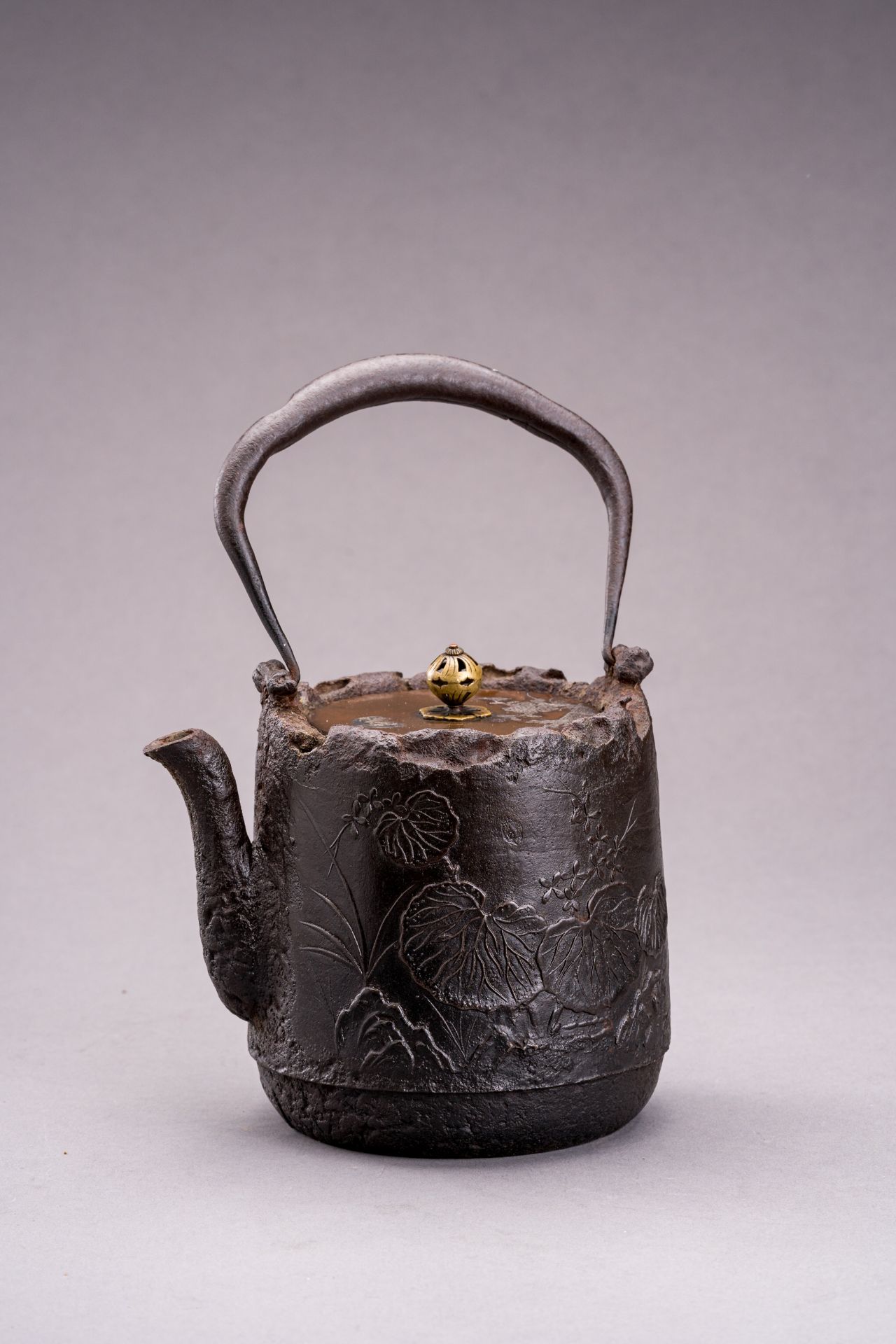 A TETSUBIN (IRON KETTLE) WITH SILVER INLAID BRONZE COVER - Image 4 of 8