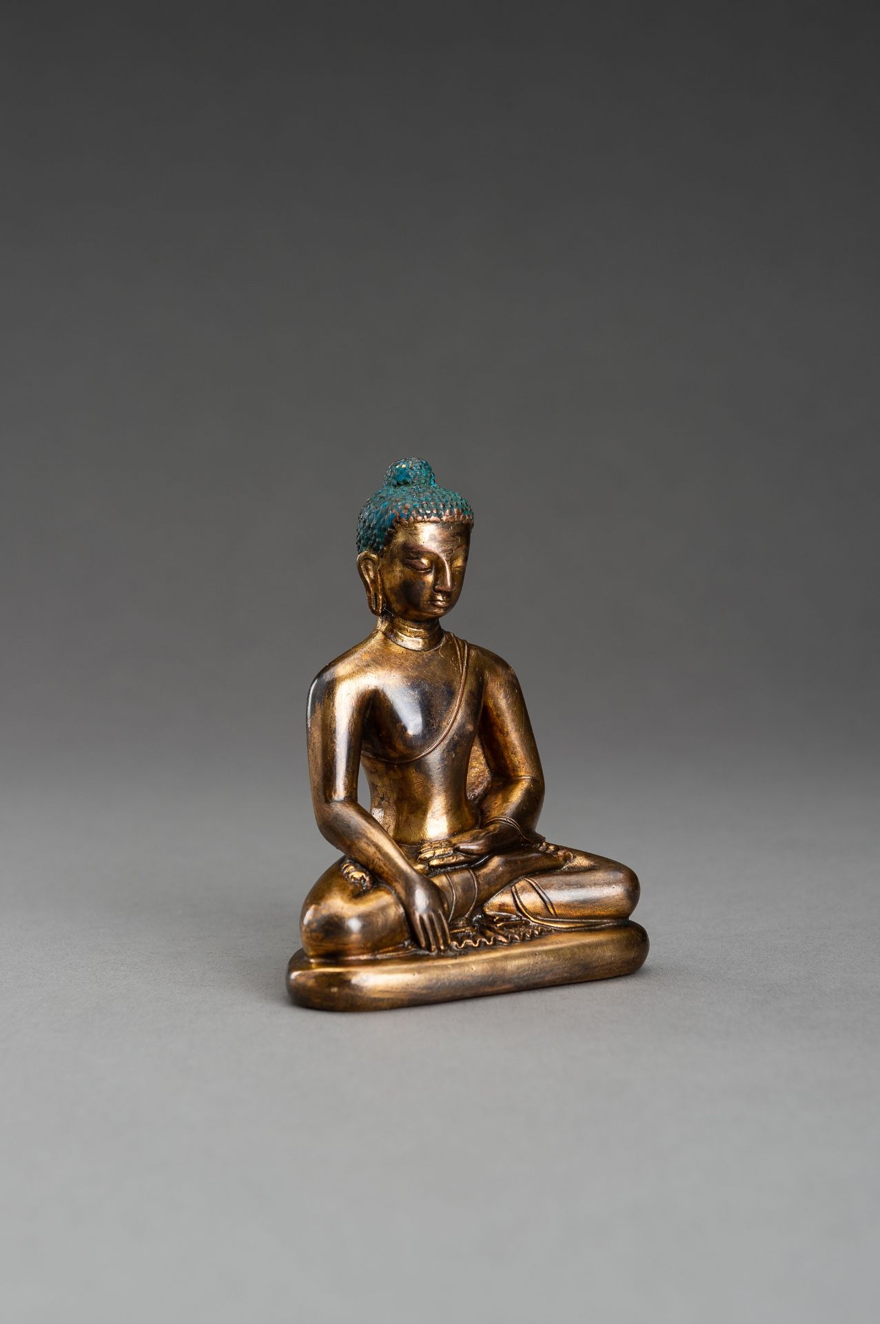 A NEPALI COPPER-BRONZE FIGURE OF BUDDHA - Bild 3 aus 9