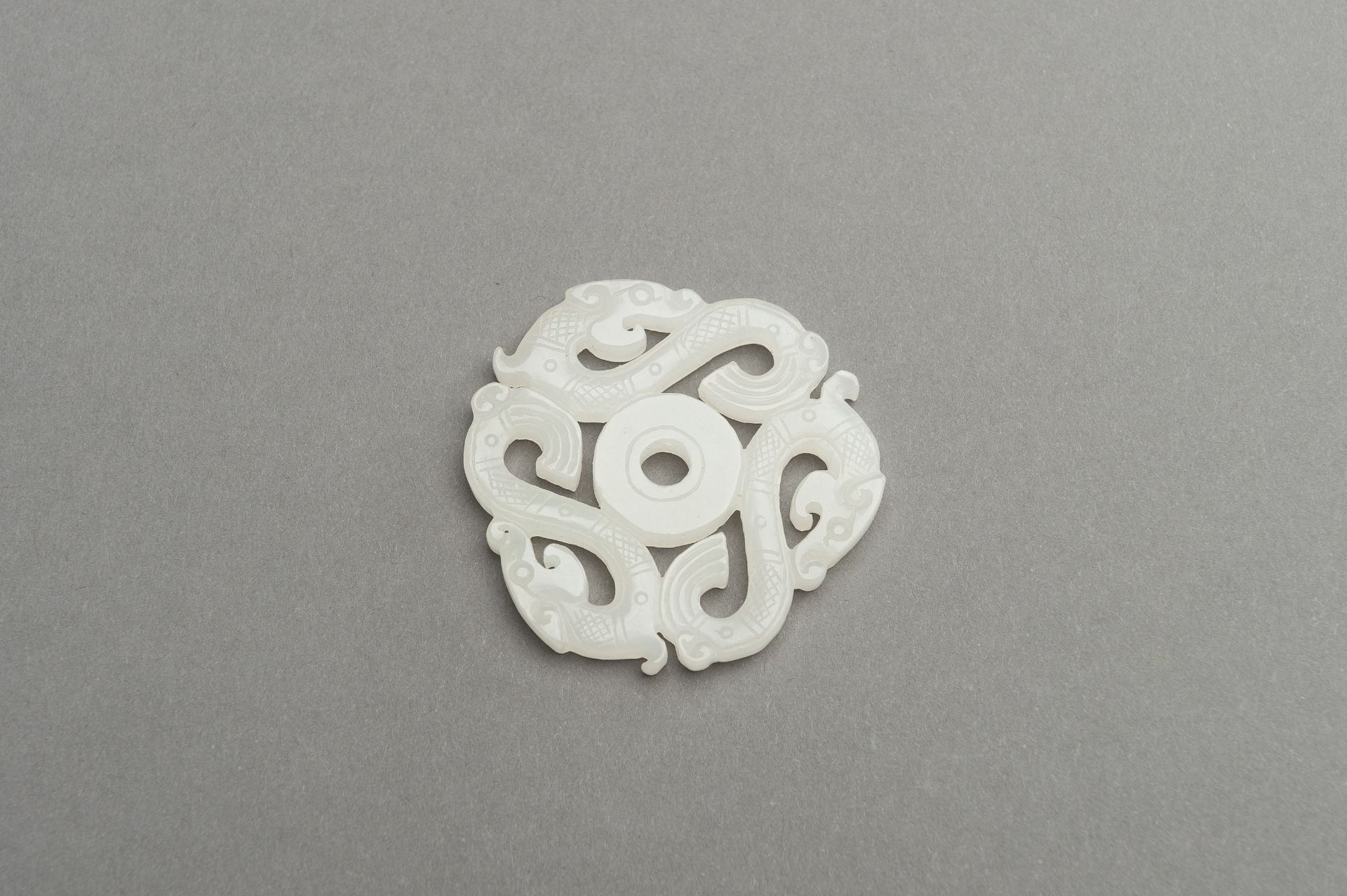 AN ARCHAISTIC WHITE JADE 'DRAGON' PENDANT - Image 3 of 9