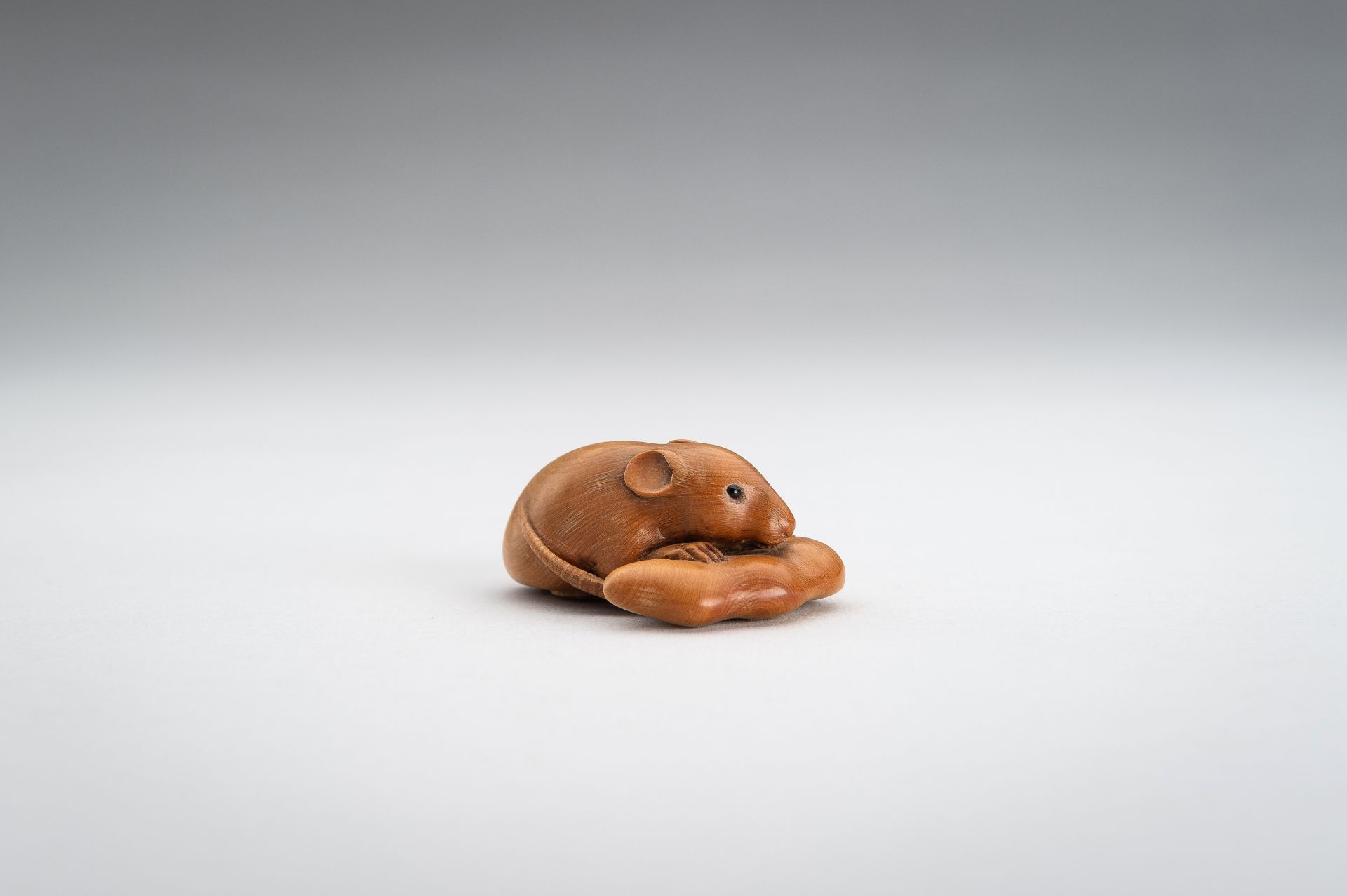 A WOOD NETSUKE OF A RAT WITH EDAMAME BEAN POD - Image 7 of 12