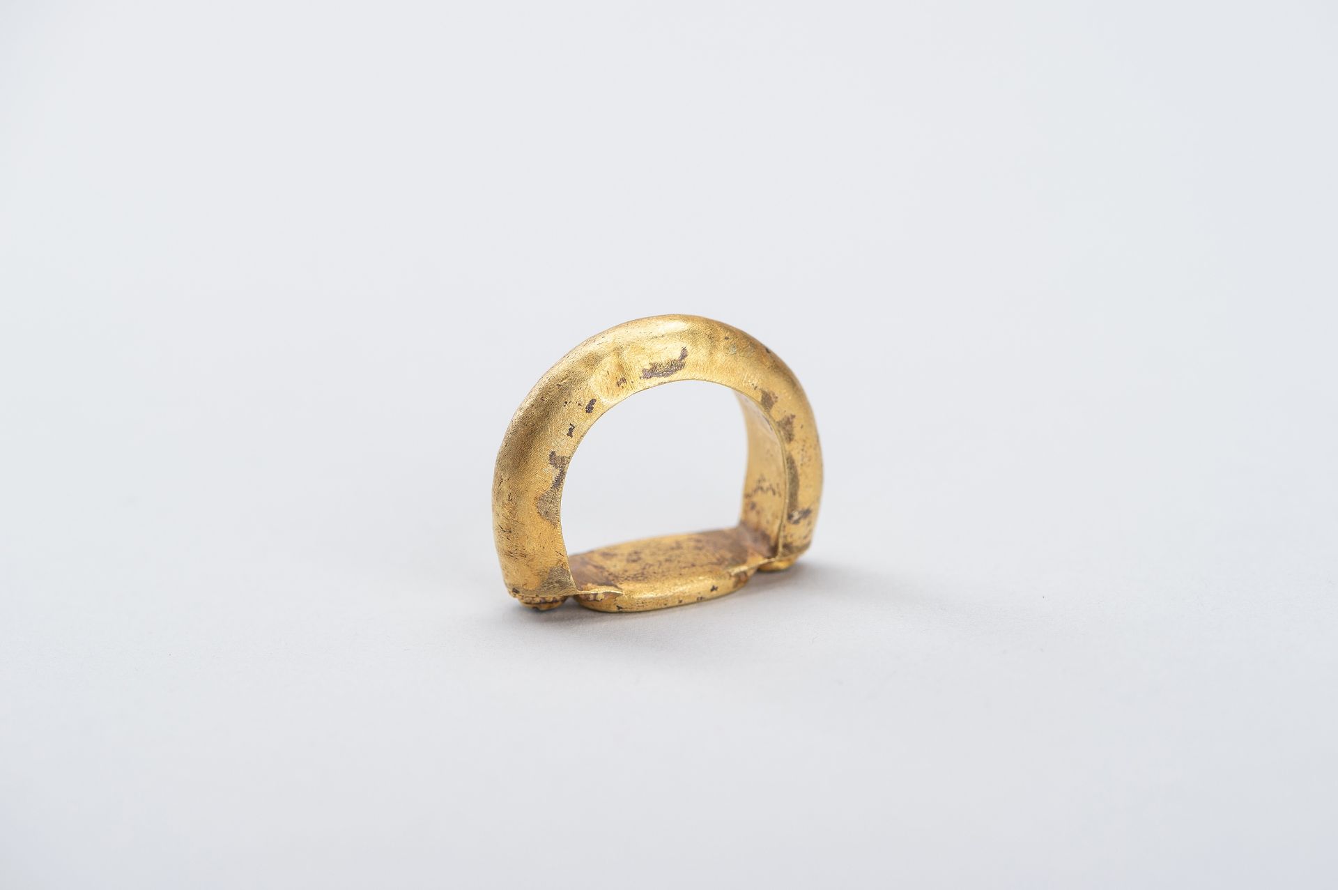 A BACTRIAN INTAGLIO SEAL GOLD RING - Image 9 of 11