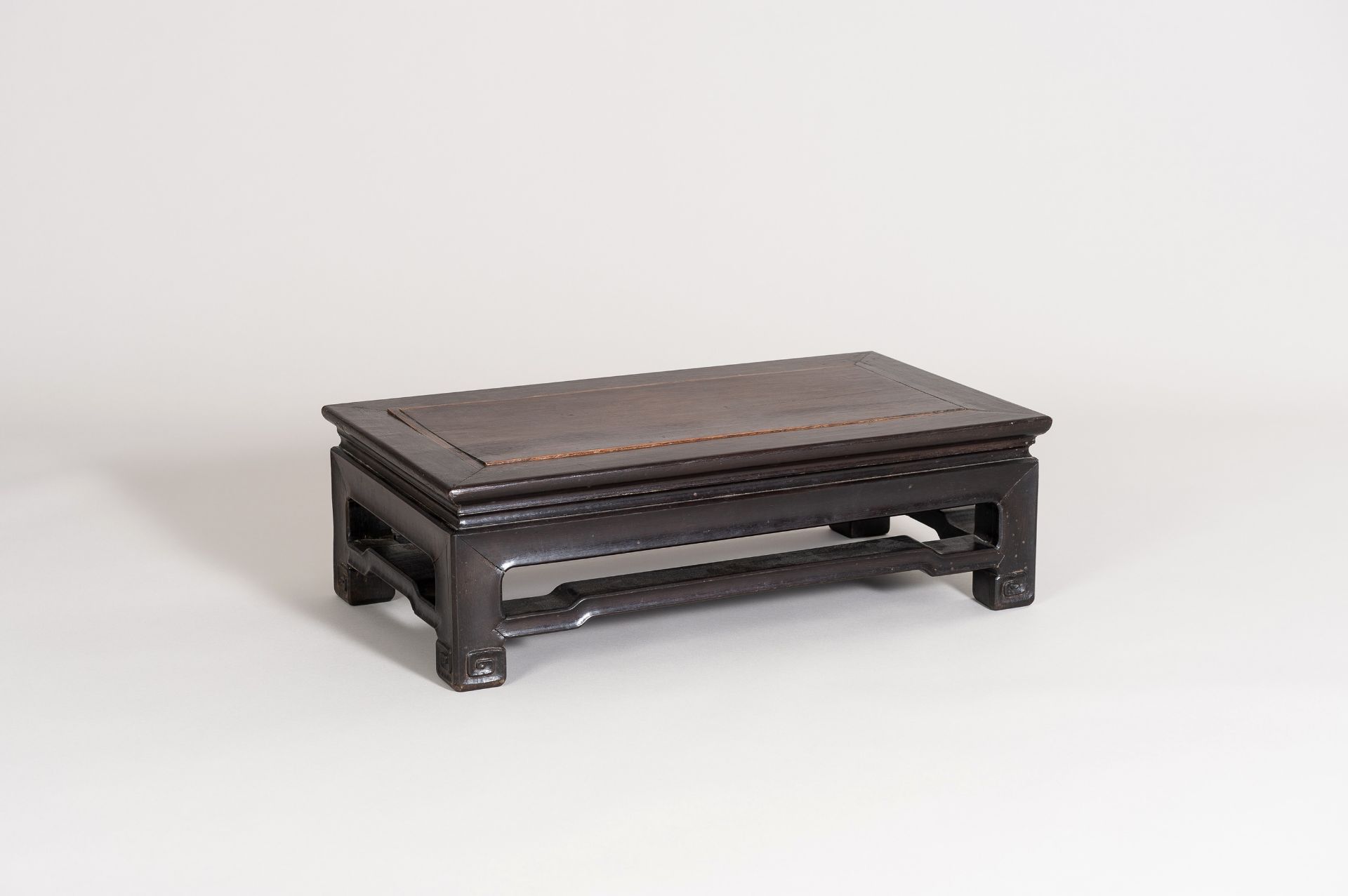 A HONGMU LOW TABLE, QING DYNASTY - Bild 2 aus 14