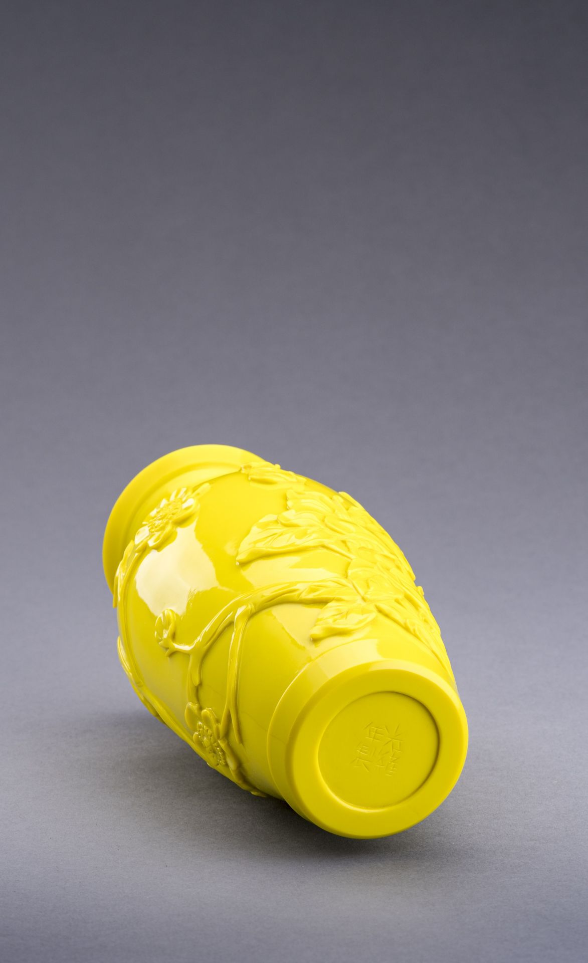 A BRIGHT YELLOW PEKING GLASS 'FLOWERS' VASE, REPUBLIC PERIOD - Image 7 of 7