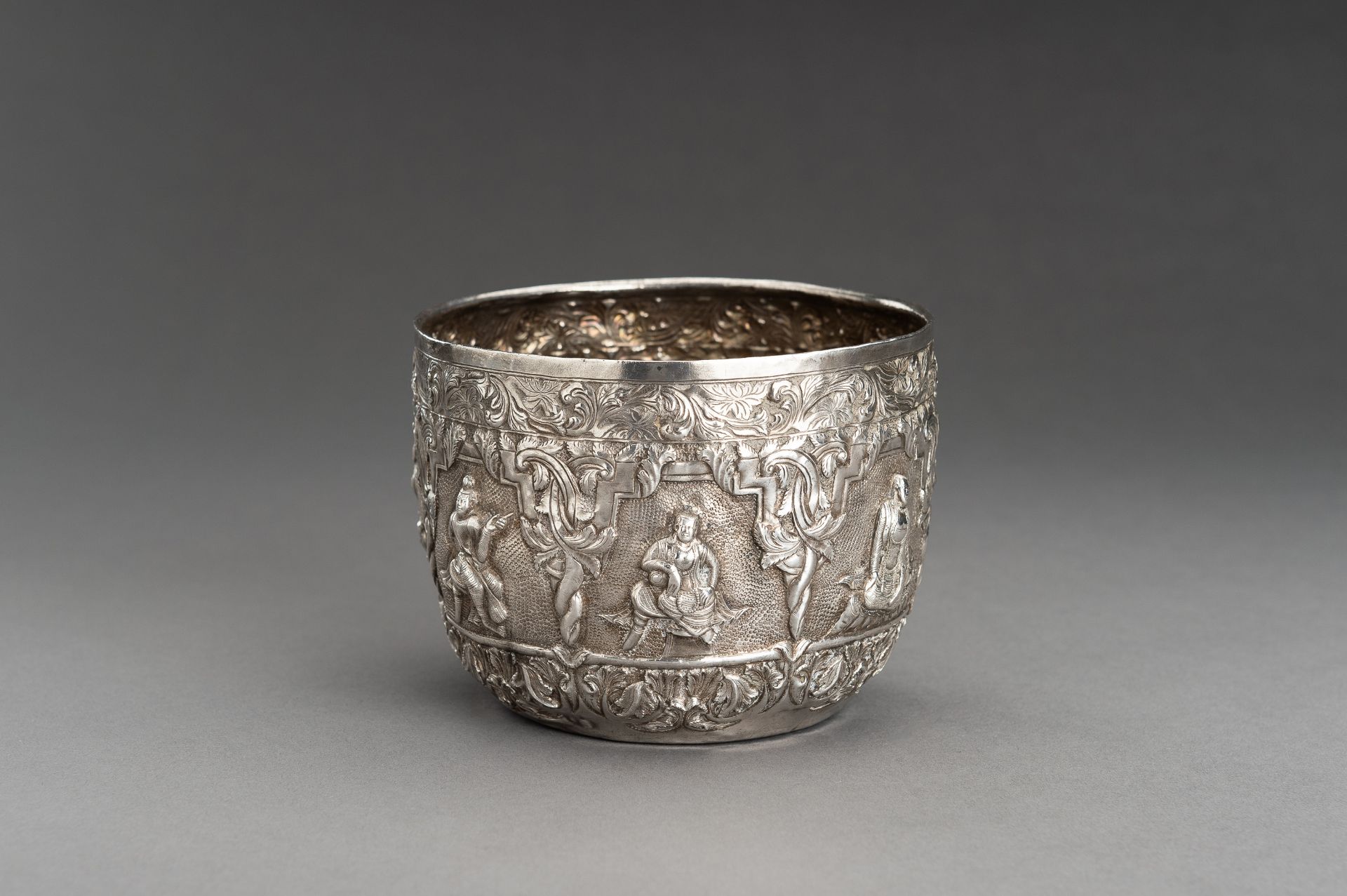 AN EMBOSSED SILVER BOWL WITH FIGURAL RELIEF - Image 8 of 12