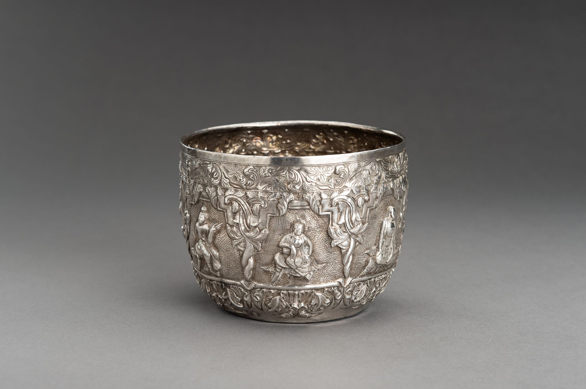 AN EMBOSSED SILVER BOWL WITH FIGURAL RELIEF - Bild 8 aus 12