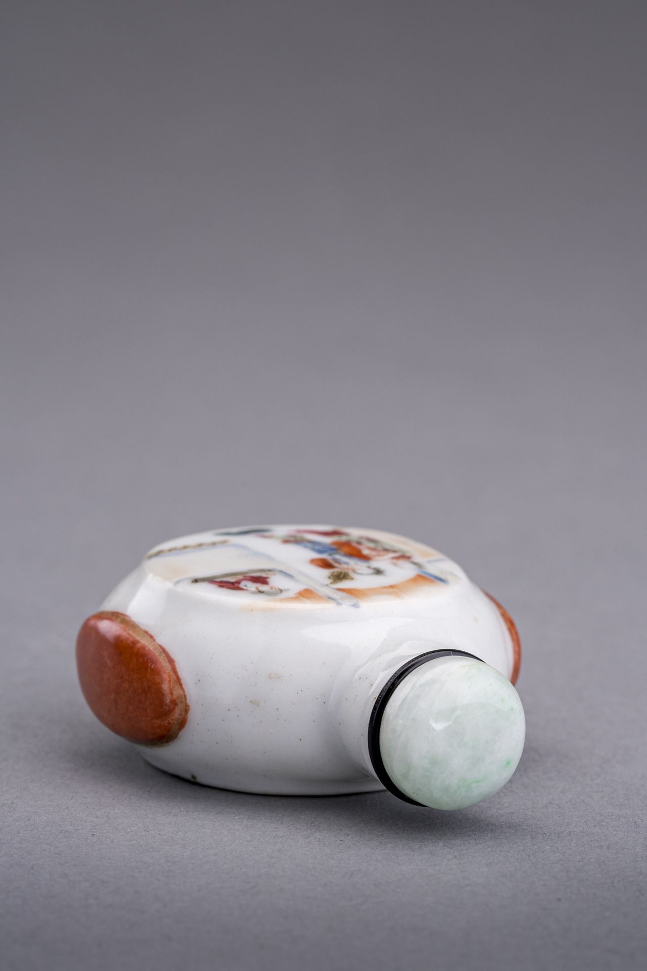 AN ENAMELLED PORCELAIN 'JOURNEY TO THE WEST' SNUFF BOTTLE, QING DYNASTY - Bild 5 aus 7