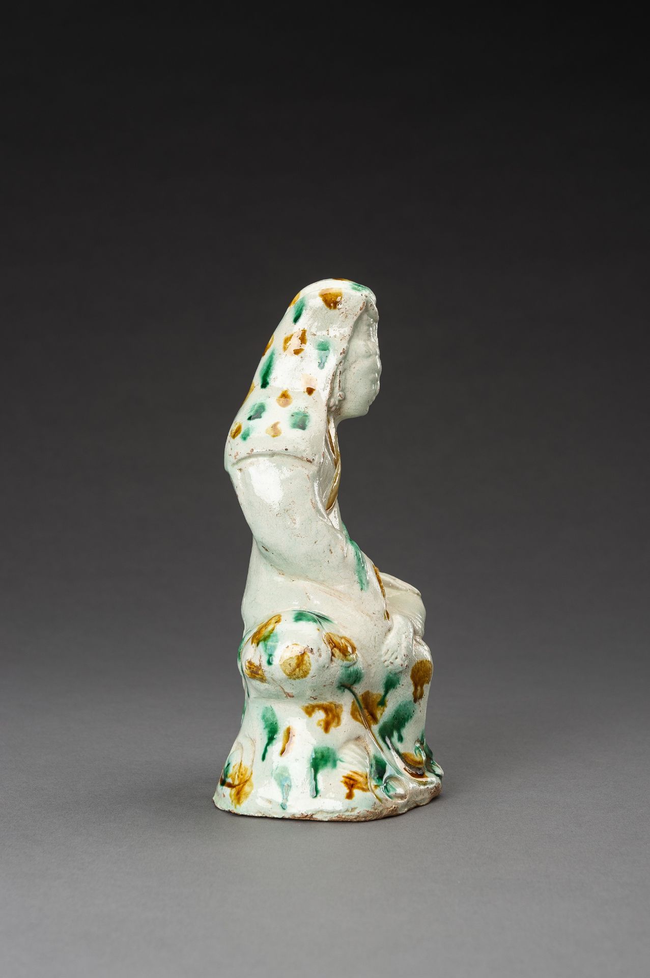 A SANCAI GLAZED CERAMIC FIGURE OF GUANYIN, 1920s - Bild 7 aus 10