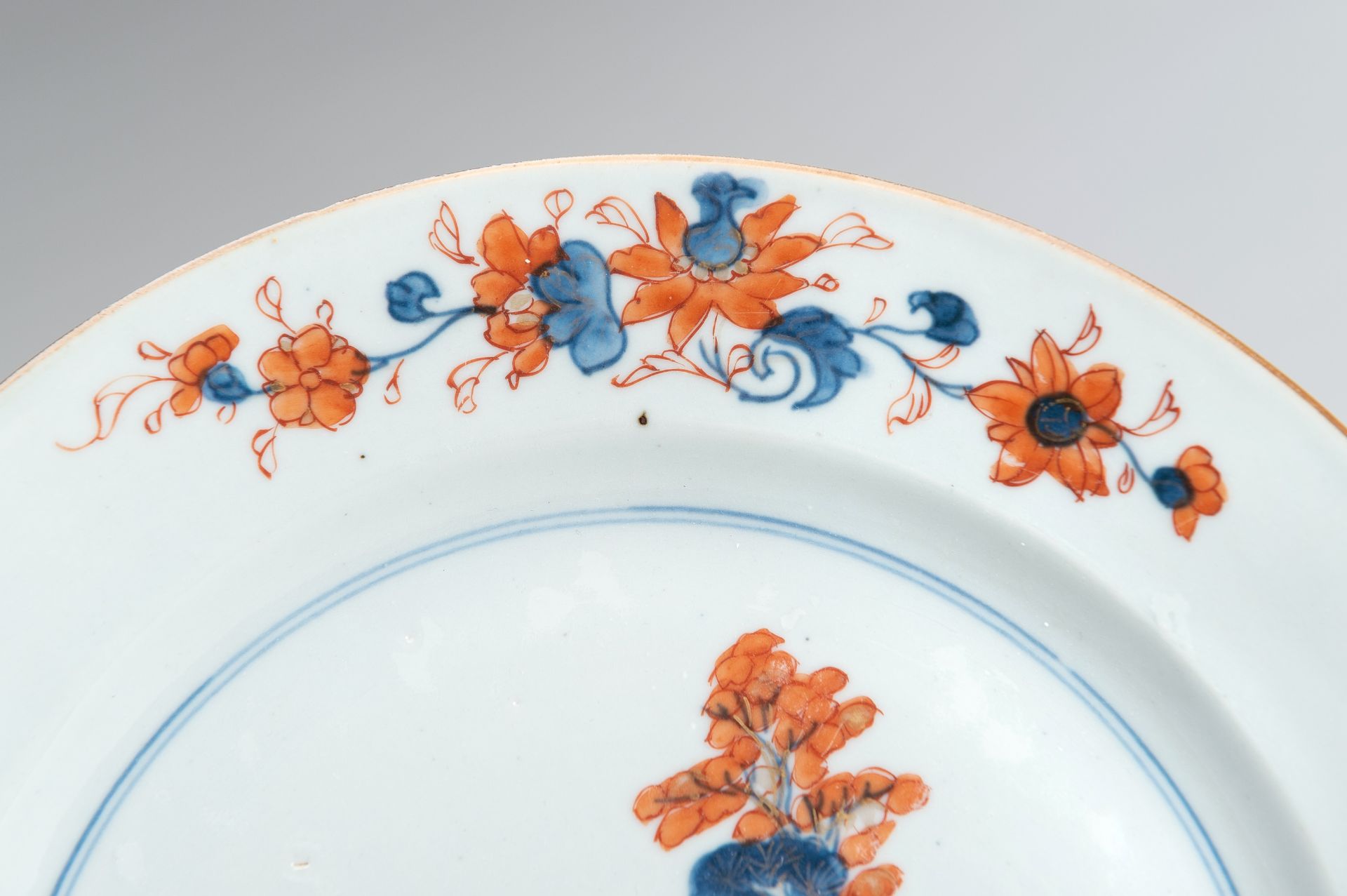 A LOT WITH TWO IMARI PORCELAIN DISHES - Image 9 of 15