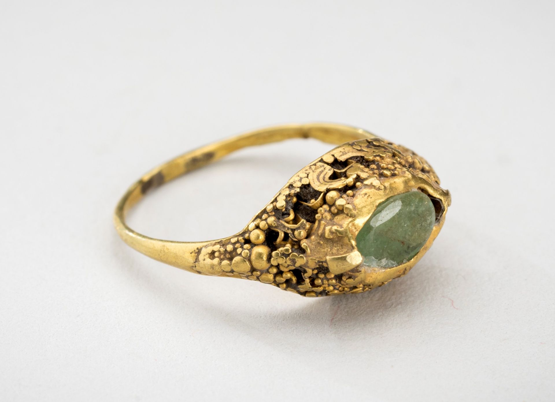 A BALINESE EMERALD-SET GOLD RING