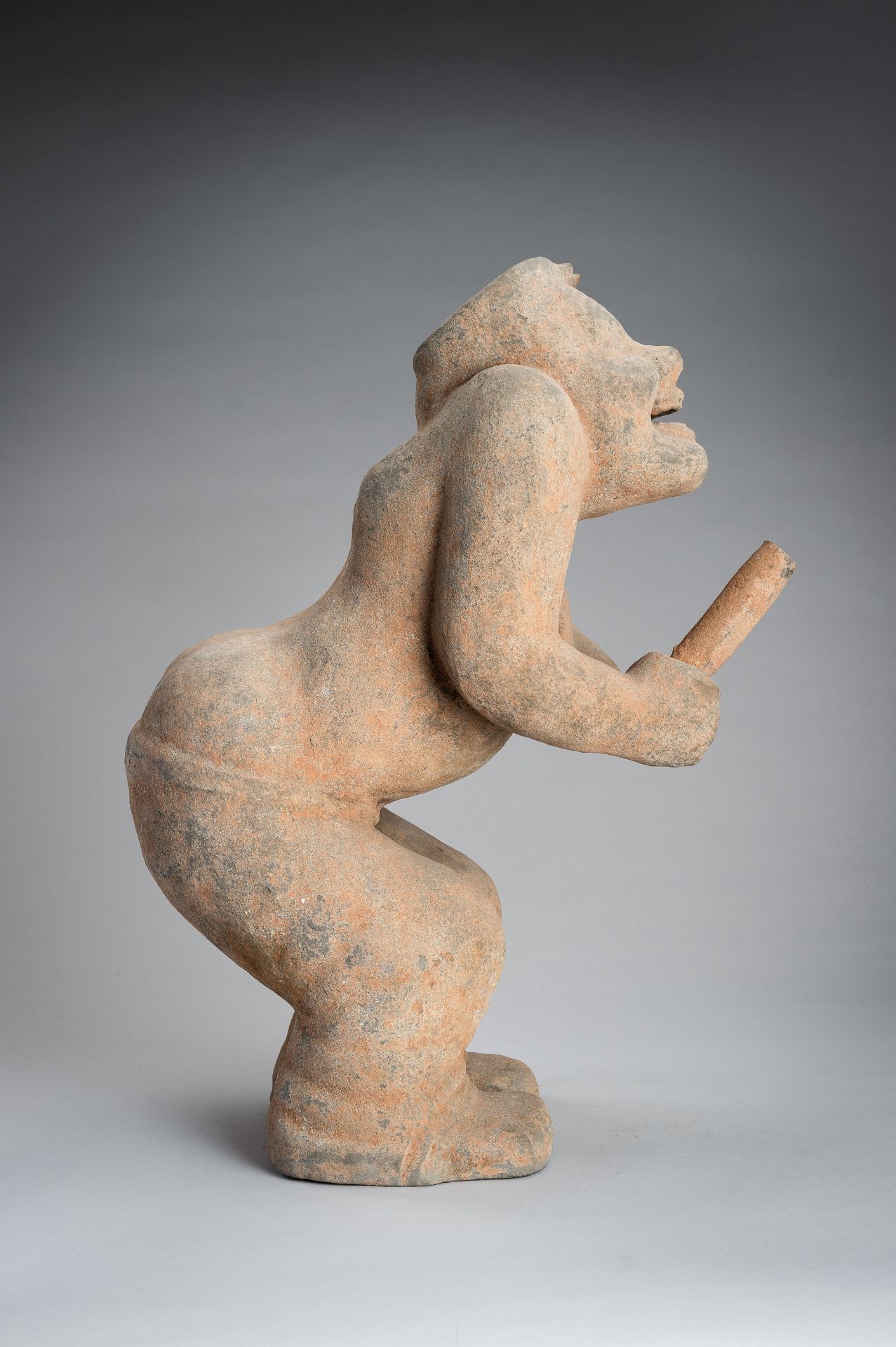 A HAN-STYLE TERRACOTTA FIGURE OF A SQUATTING DRUMMER - Bild 14 aus 16