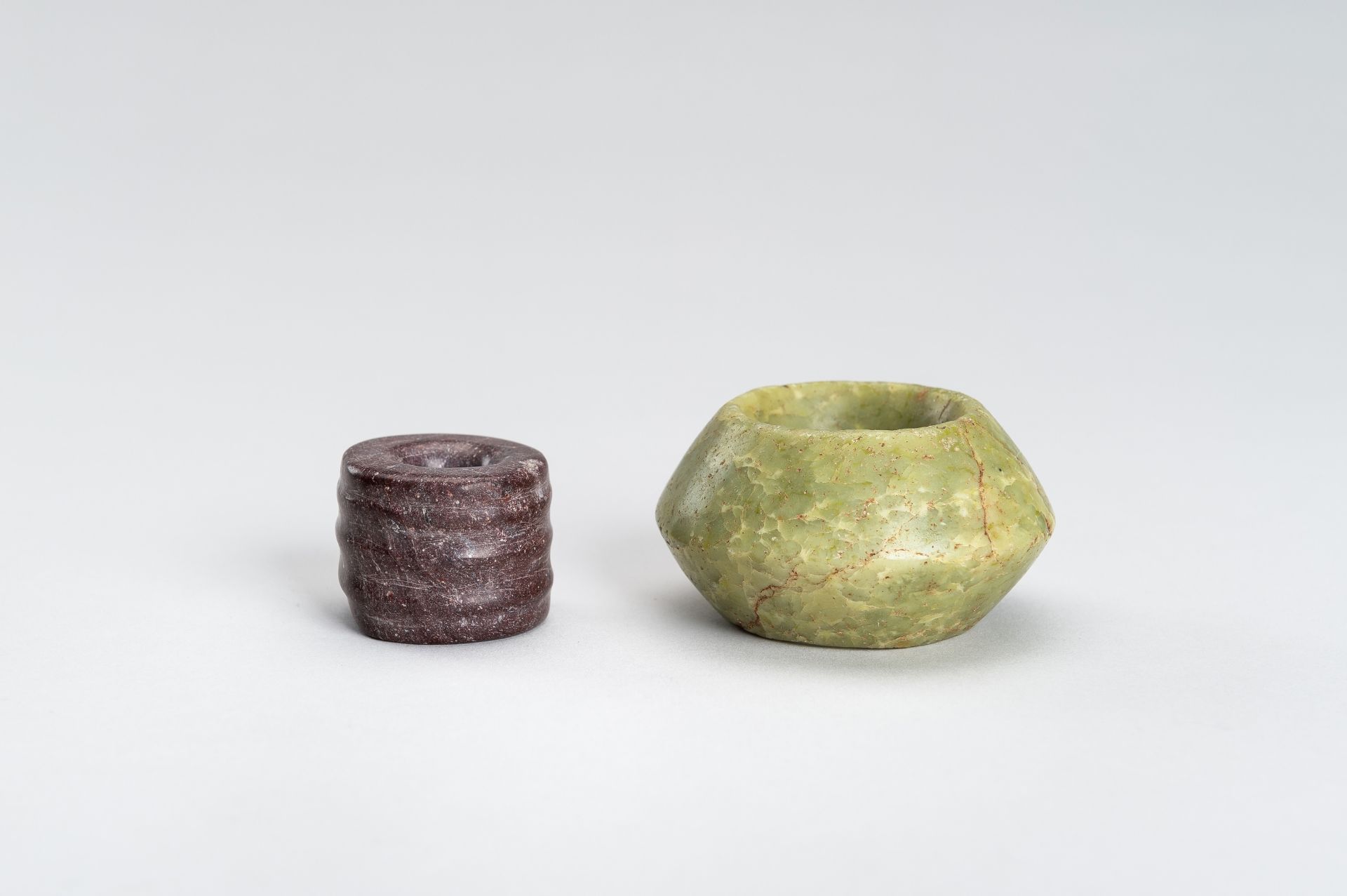 AN ARCHAISTIC LOT WITH TWO LARGE HARDSTONE BEADS - Image 6 of 9