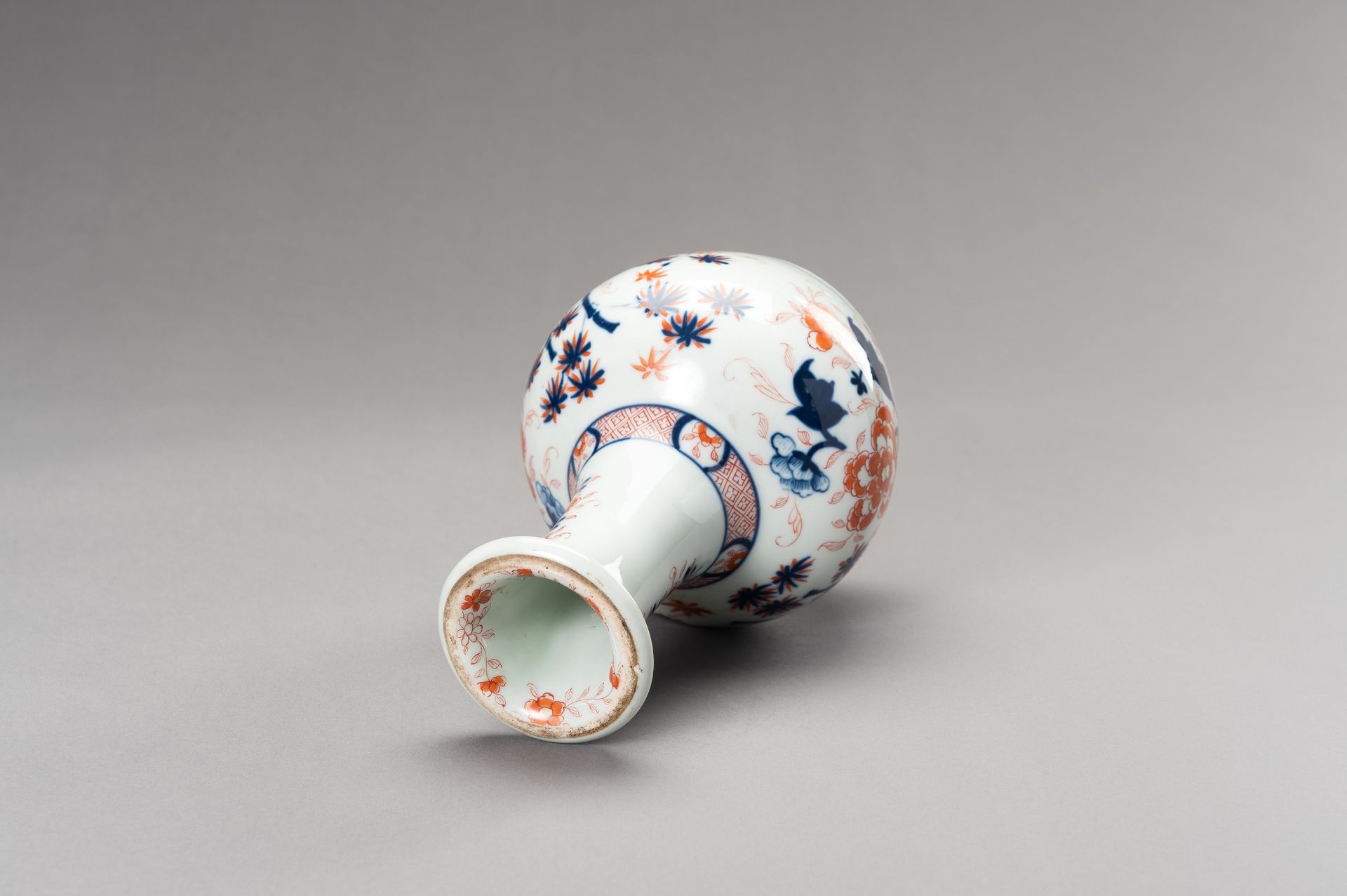 AN IMARI 'FLOWERS AND BAMBOO' PORCELAIN VASE, QING DYNASTY - Image 9 of 11