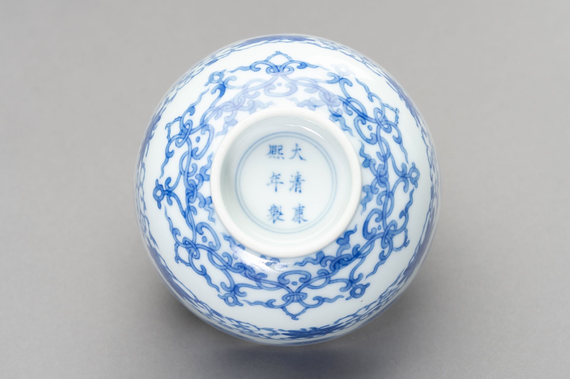 A BLUE AND WHITE KANGXI REVIVAL BOWL, LATE QING TO REPUBLIC - Image 8 of 11