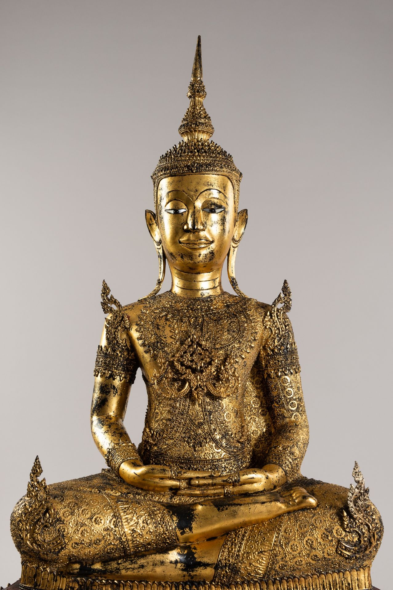 AN IMPRESSIVE LACQUER GILT BRONZE FIGURE OF BUDDHA, RATTANAKOSIN - Image 3 of 22