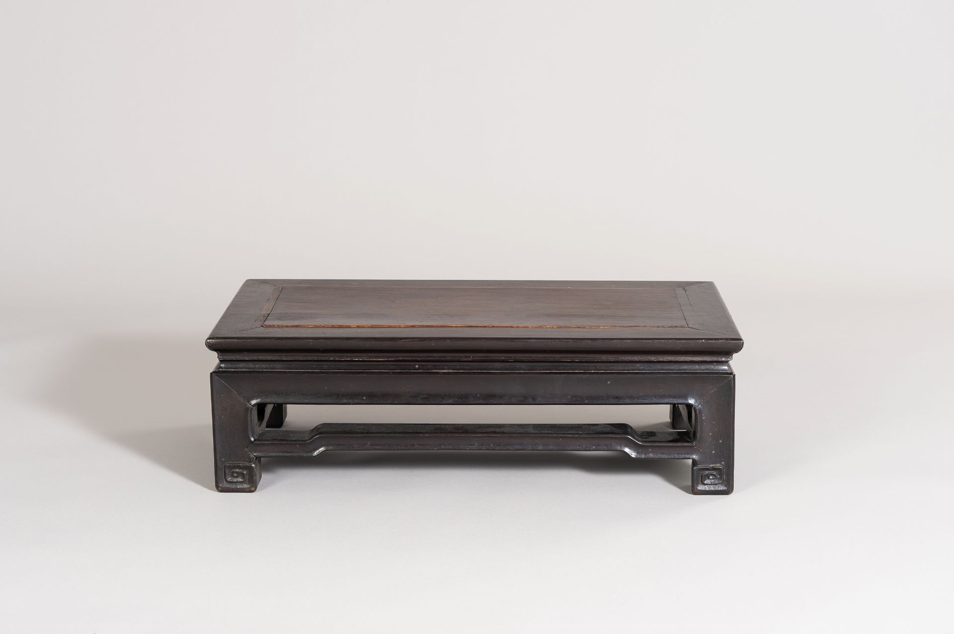 A HONGMU LOW TABLE, QING DYNASTY - Bild 5 aus 14