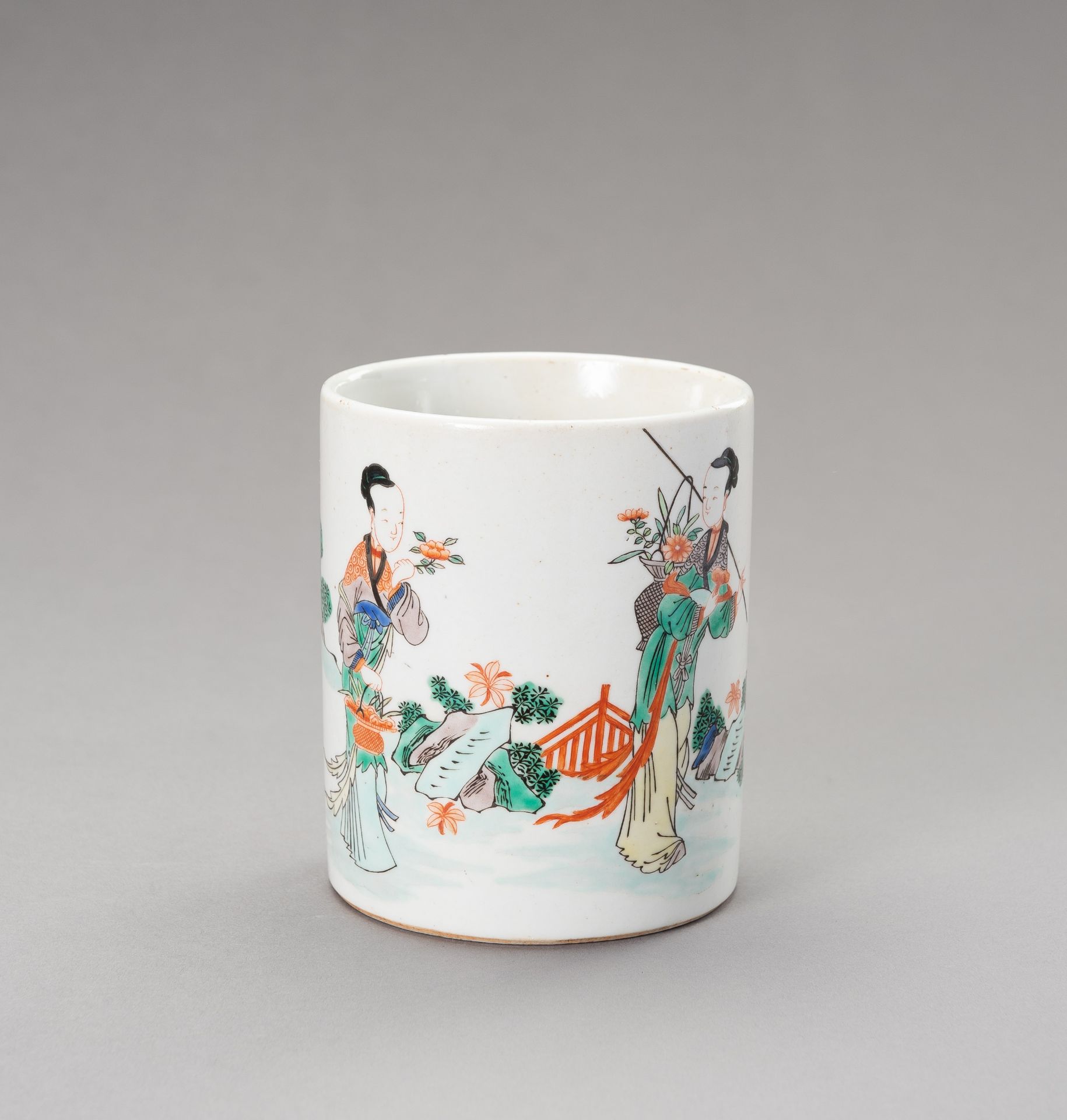 A SMALL FAMILLE VERTE PORCELAIN BRUSHPOT, BITONG, QING DYNASTY