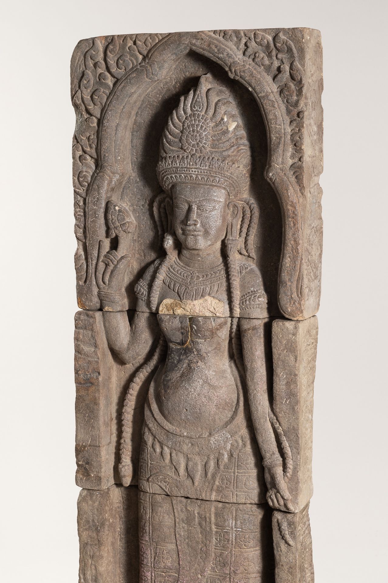 A VERY LARGE KHMER-STYLE SANDSTONE FIGURE OF AN APSARA, c. 1920s - Image 4 of 15