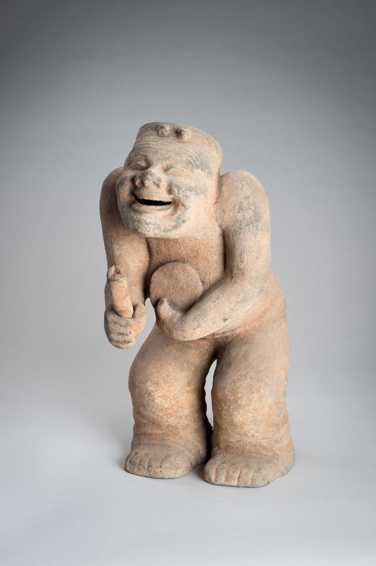 A HAN-STYLE TERRACOTTA FIGURE OF A SQUATTING DRUMMER - Bild 2 aus 16