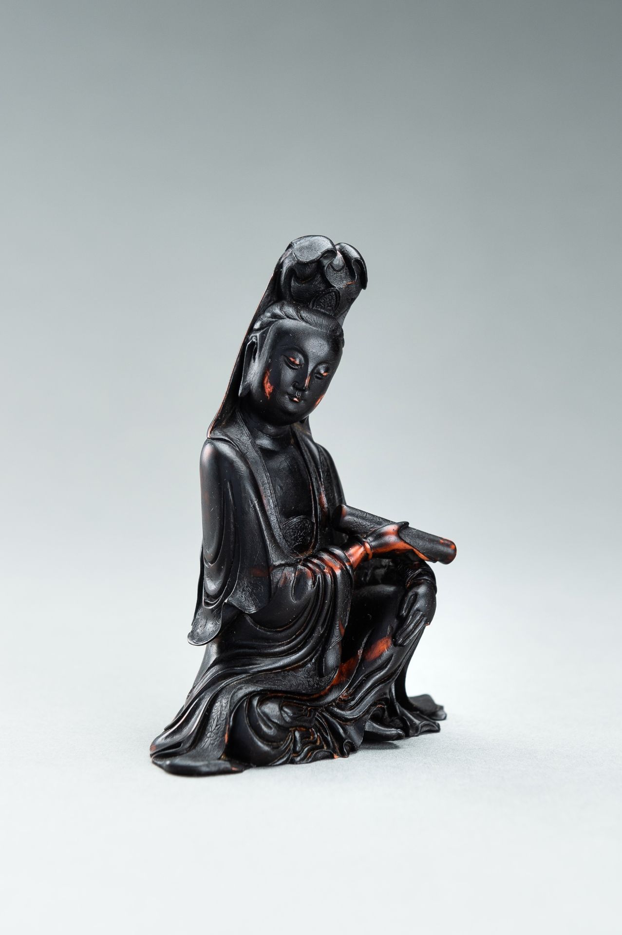 A BUFFALO HORN FIGURE OF GUANYIN - Bild 5 aus 11