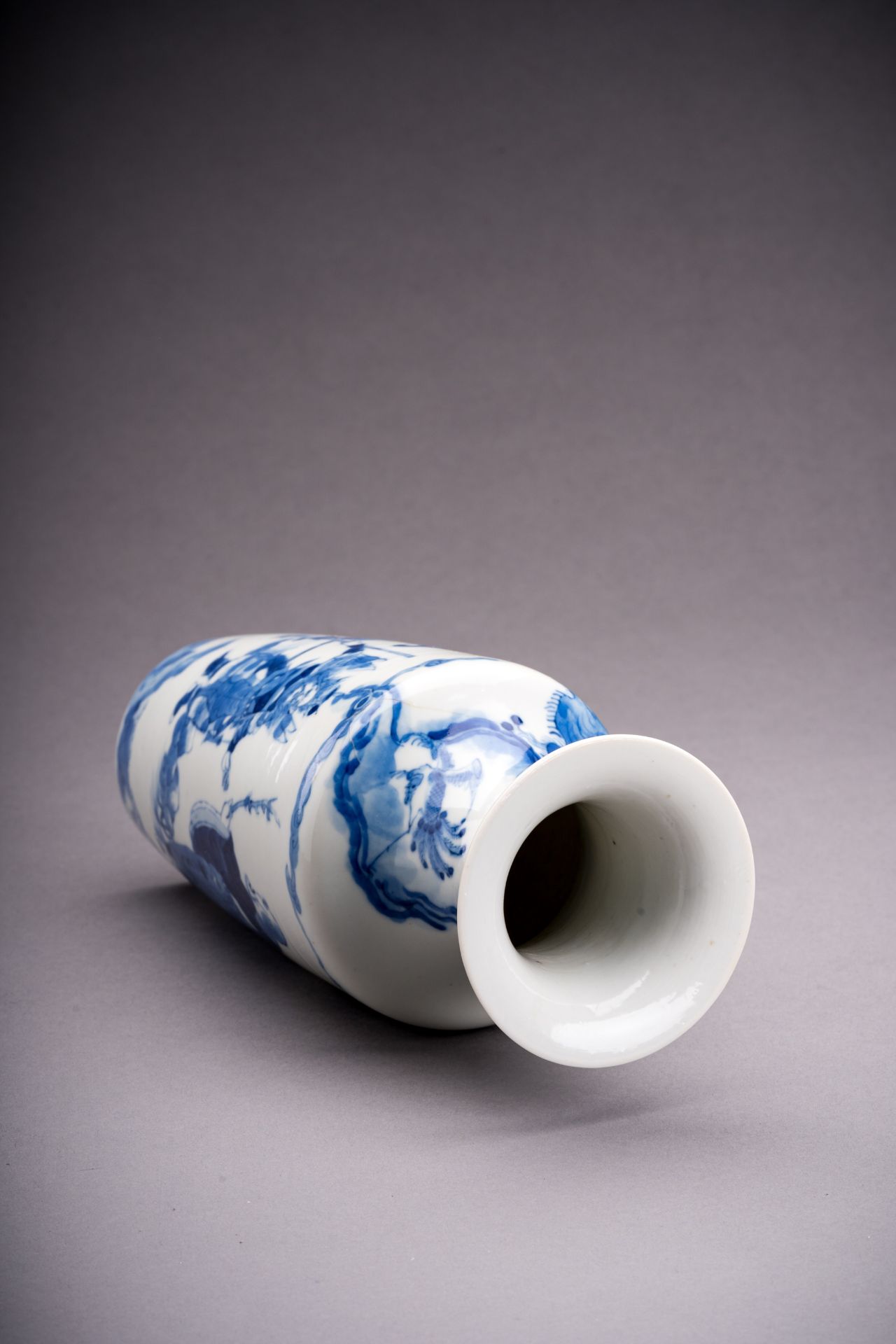 A BLUE AND WHITE PORCELAIN VASE, LATE QING DYNASTY - Image 6 of 8