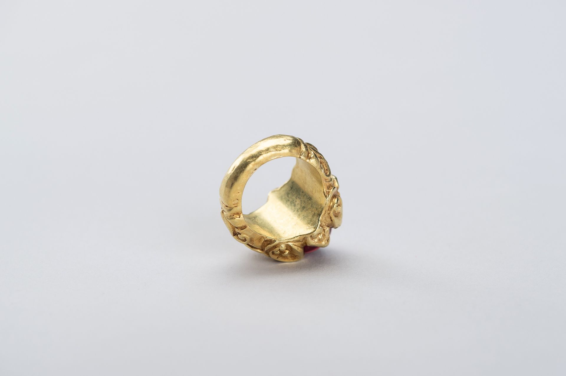 A BURMESE GOLD RING WITH 3 CARAT RUBY - Image 8 of 10