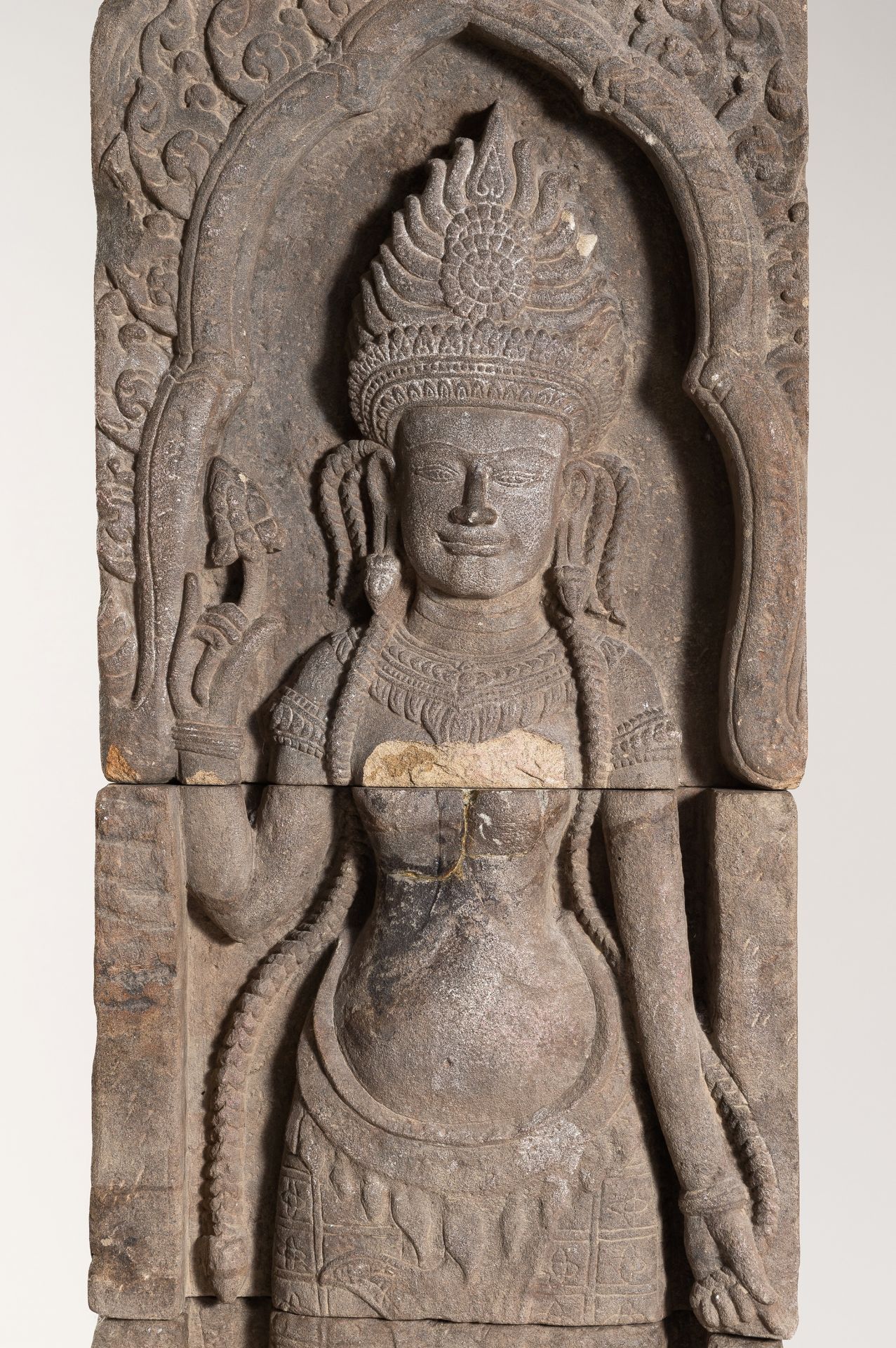 A VERY LARGE KHMER-STYLE SANDSTONE FIGURE OF AN APSARA, c. 1920s - Image 11 of 15