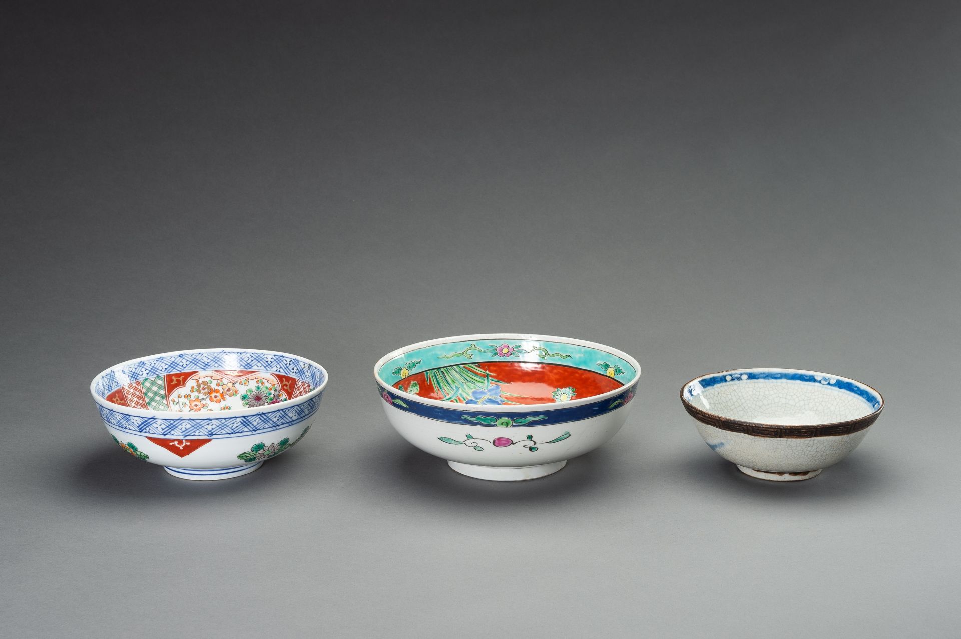 A MIXED LOT WITH THREE PORCELAIN BOWLS - Image 13 of 15
