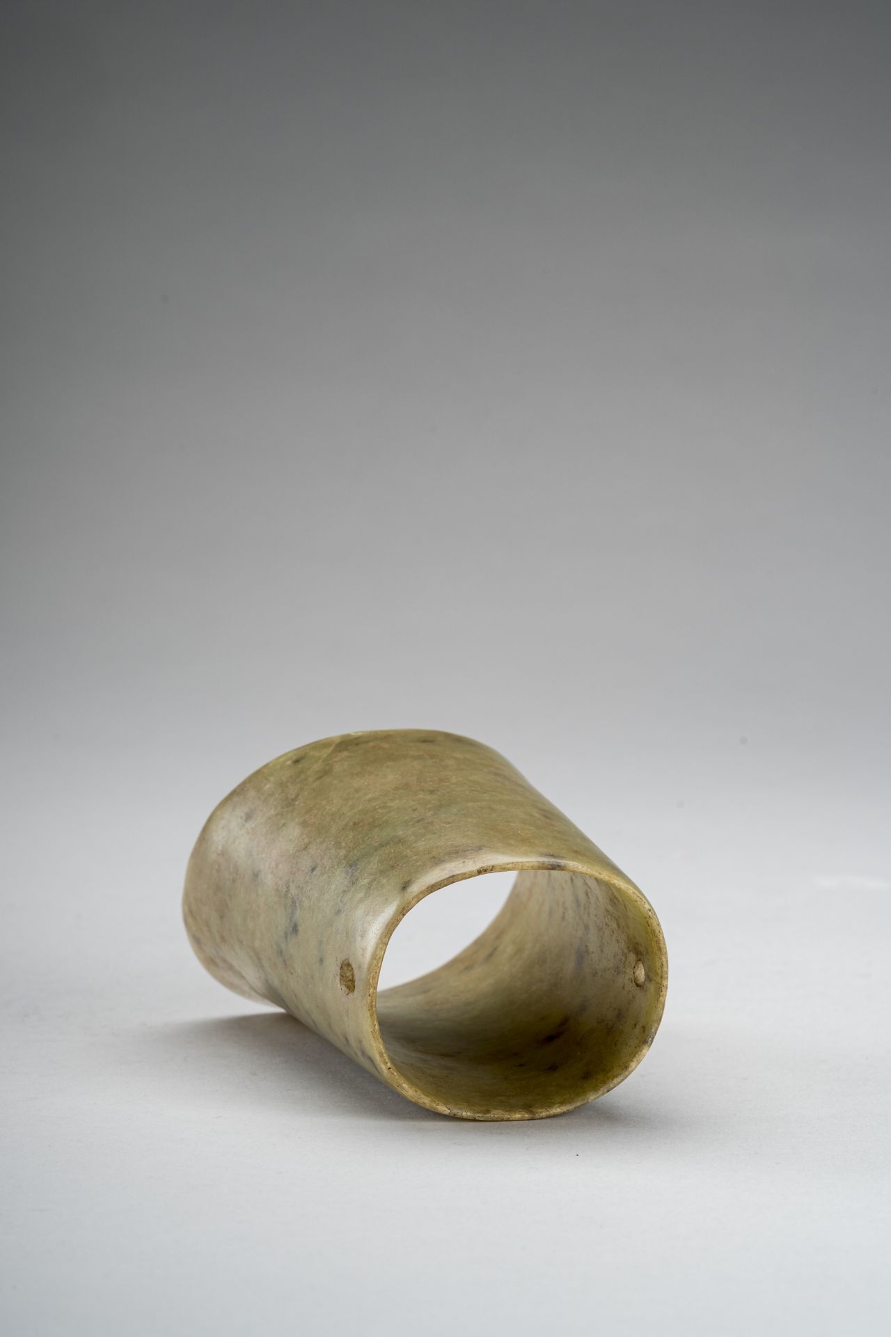 A PALE CELADON JADE HOOF-SHAPED ORNAMENT, HONGSHAN - Bild 6 aus 6