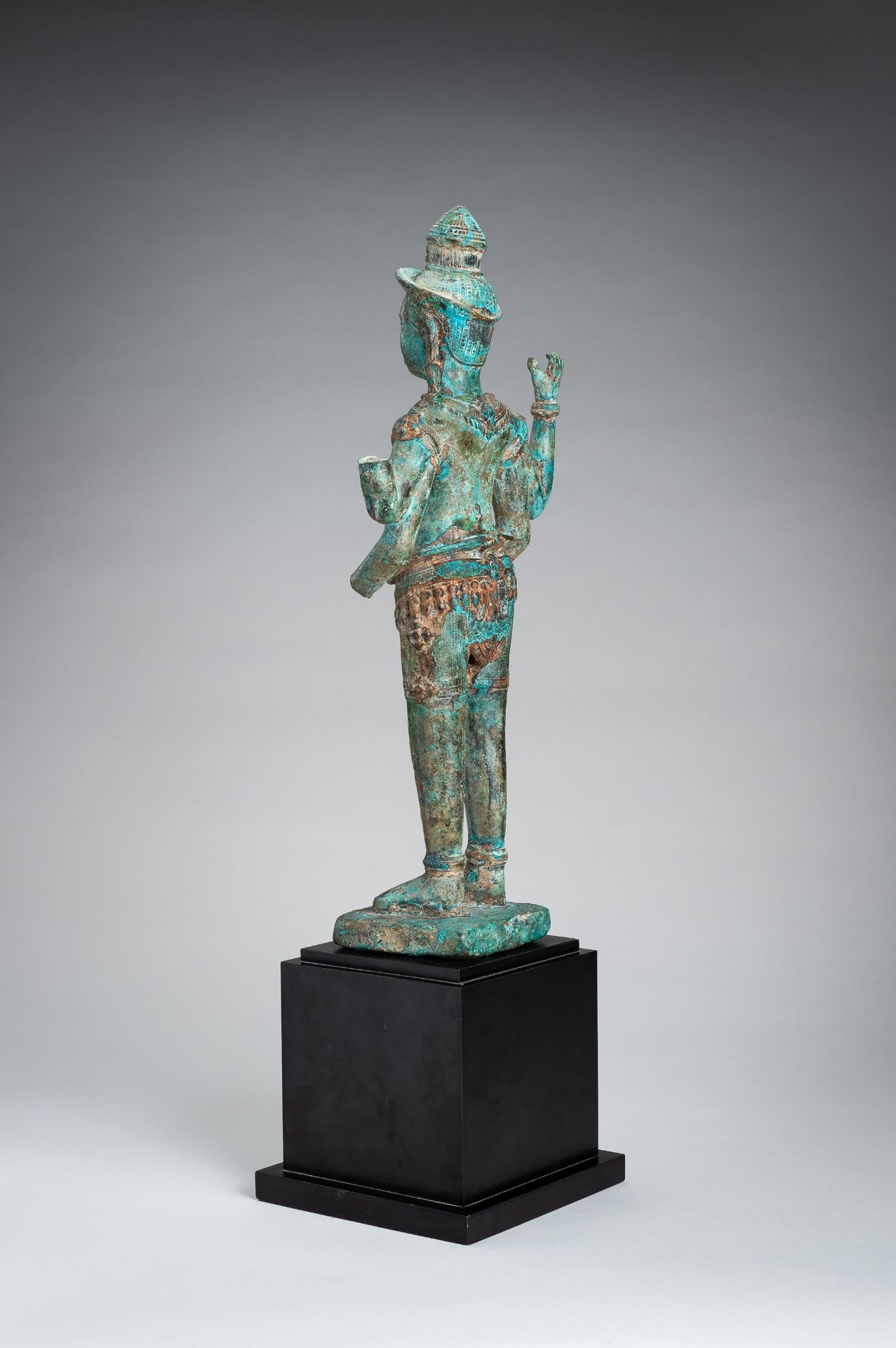 A KHMER STYLE BRONZE FIGURE OF VISHNU, c. 17th CENTURY - Image 10 of 14