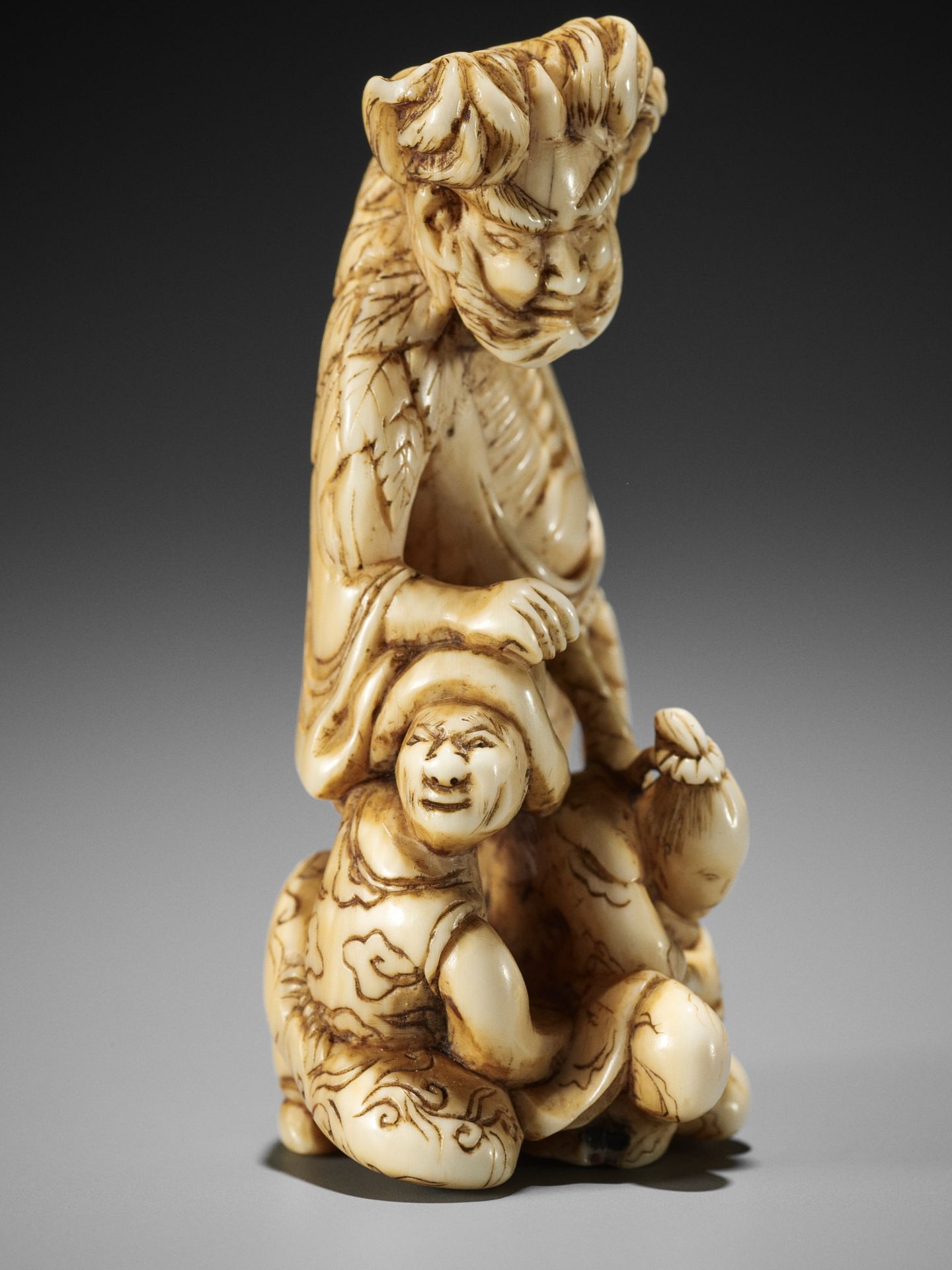 A RARE AND UNUSUAL IVORY NETSUKE OF A SENNIN AND TWO ATTENDANTS - Image 10 of 11