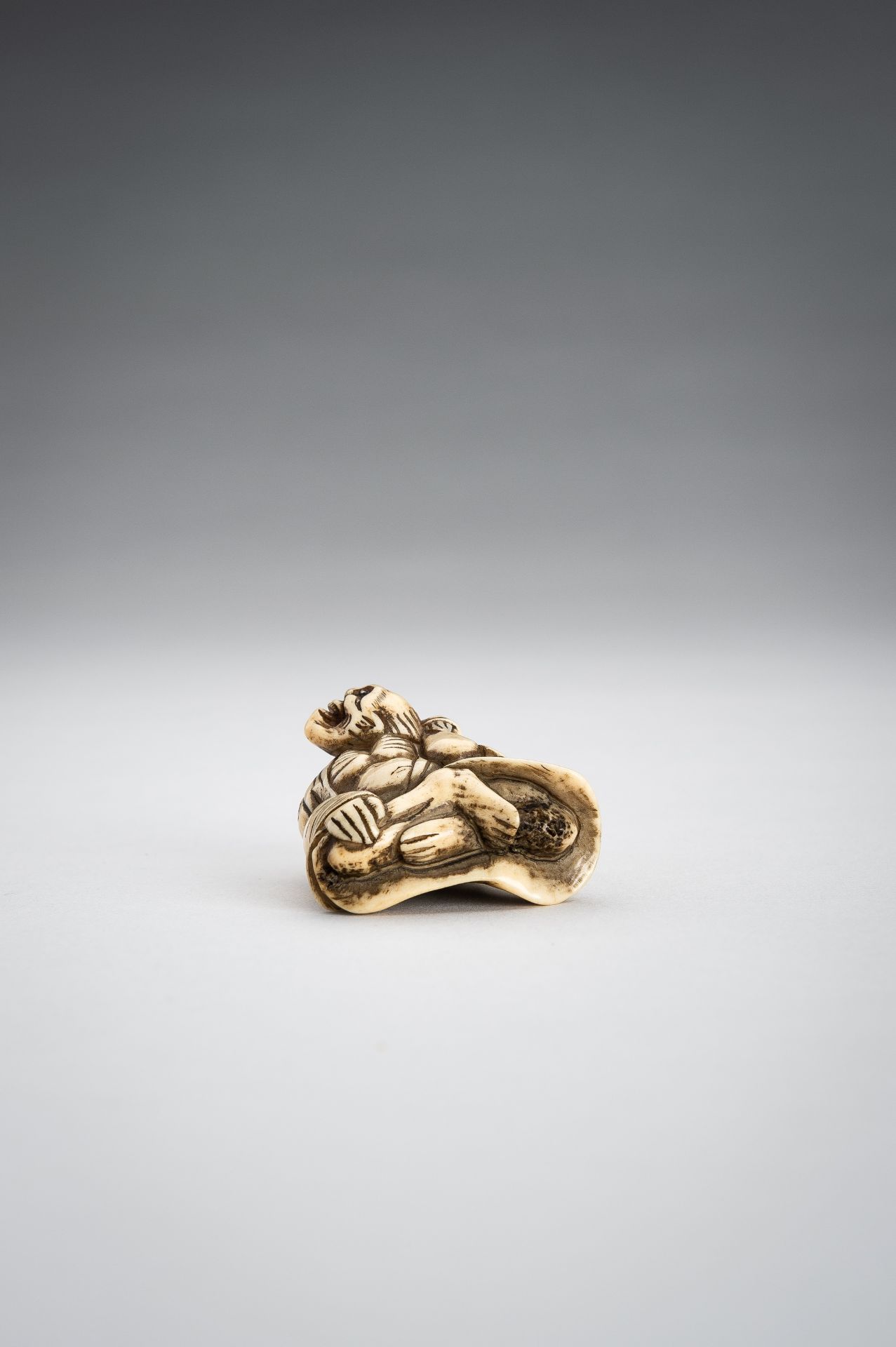 A STAG ANTLER NETSUKE OF GAMA SENNIN - Image 8 of 9