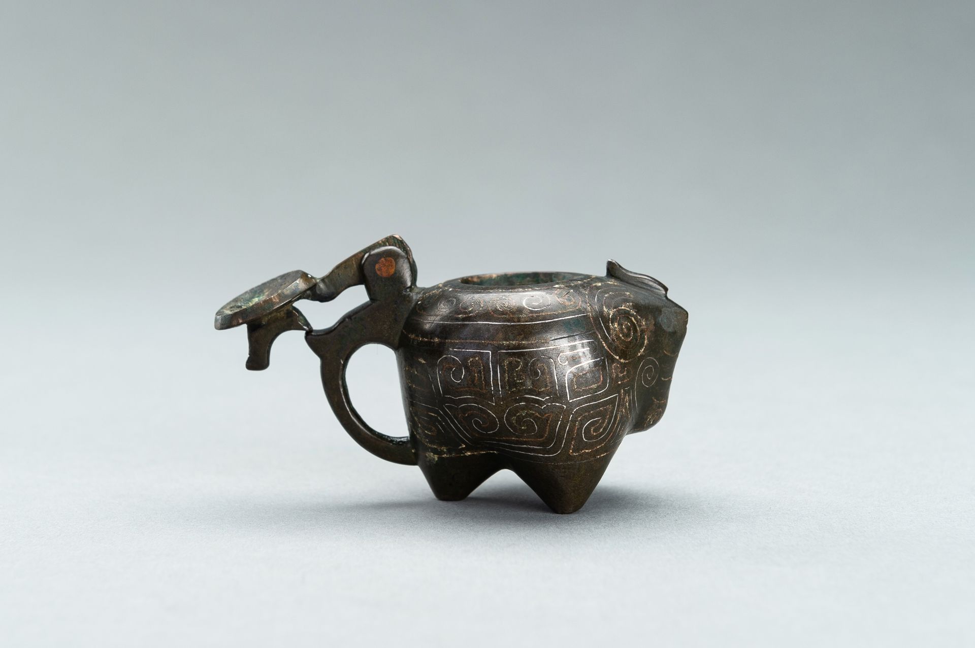 A SMALL COPPER AND SILVER INLAID BRONZE POURING TRIPOD VESSEL IN THE FORM OF AN ANIMAL, 17TH CENTURY - Image 6 of 11