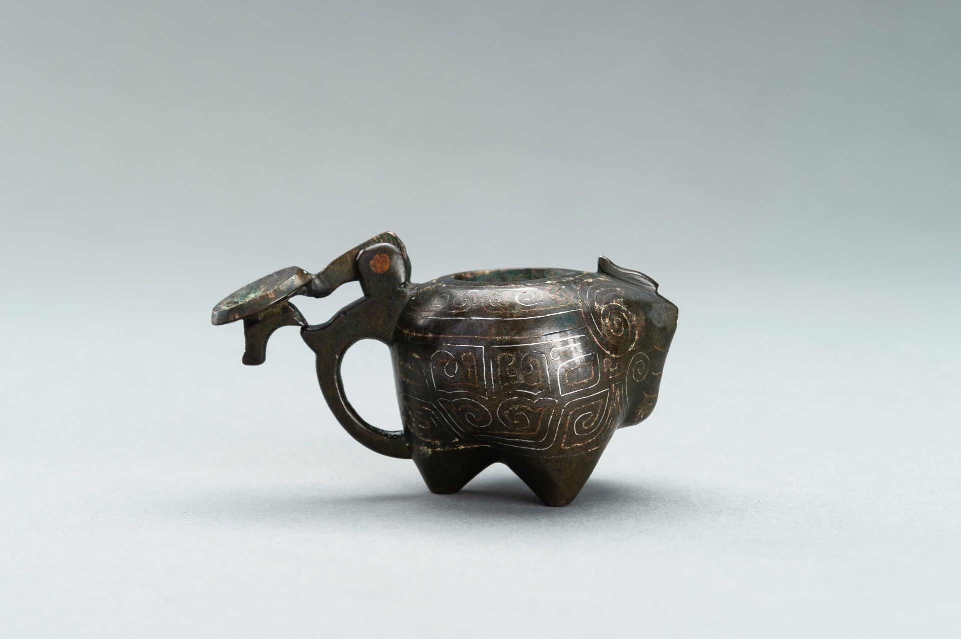 A SMALL COPPER AND SILVER INLAID BRONZE POURING TRIPOD VESSEL IN THE FORM OF AN ANIMAL, 17TH CENTURY - Bild 6 aus 11