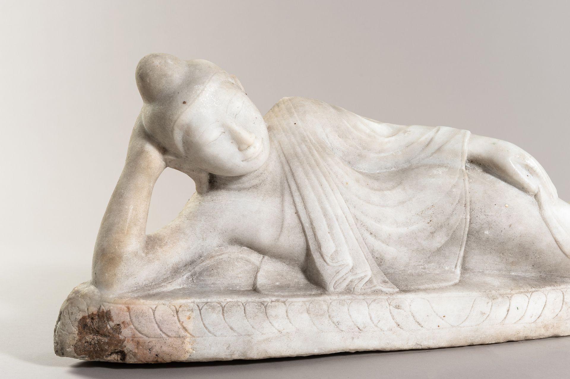 A LARGE MARBLE STATUE OF A RECUMBENT BUDDHA, c. 1920s - Bild 11 aus 14