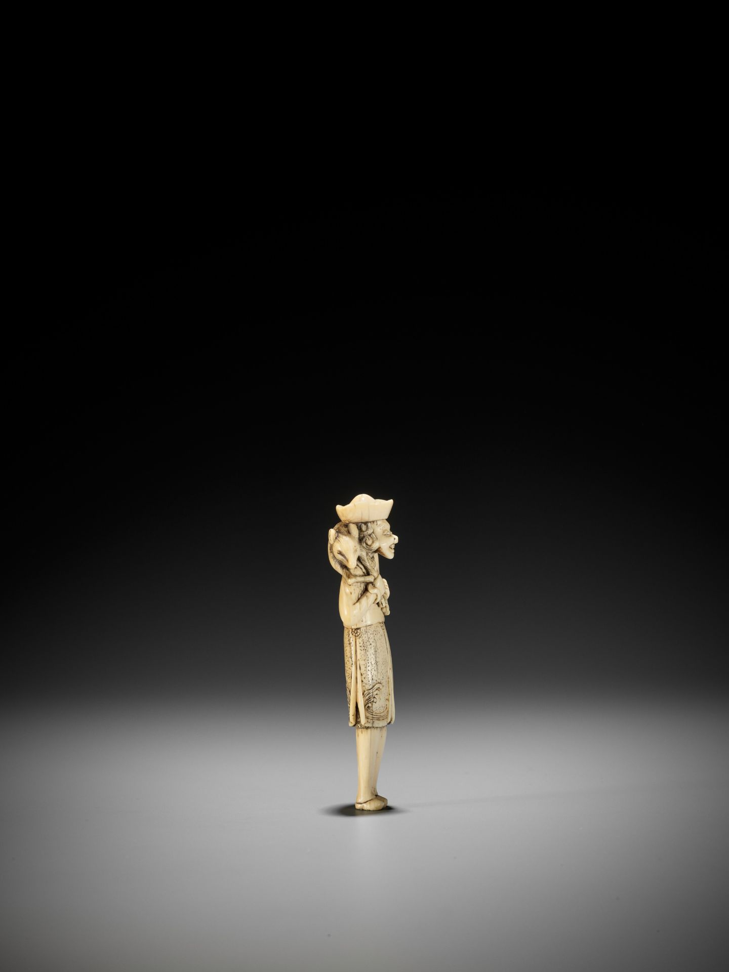 A SUPERB IVORY NETSUKE OF A DUTCHMAN - Image 11 of 17