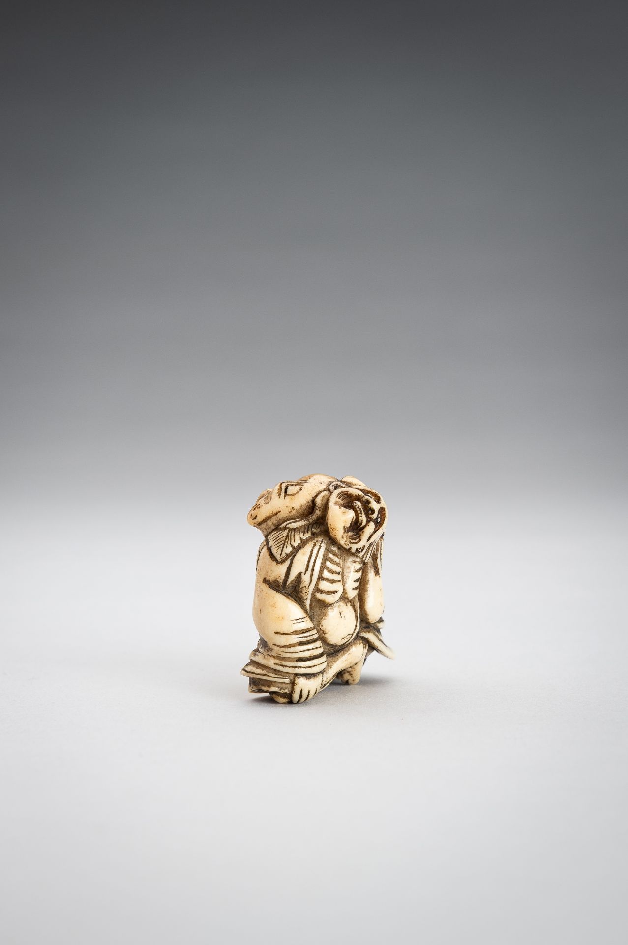 A STAG ANTLER NETSUKE OF GAMA SENNIN - Image 7 of 9