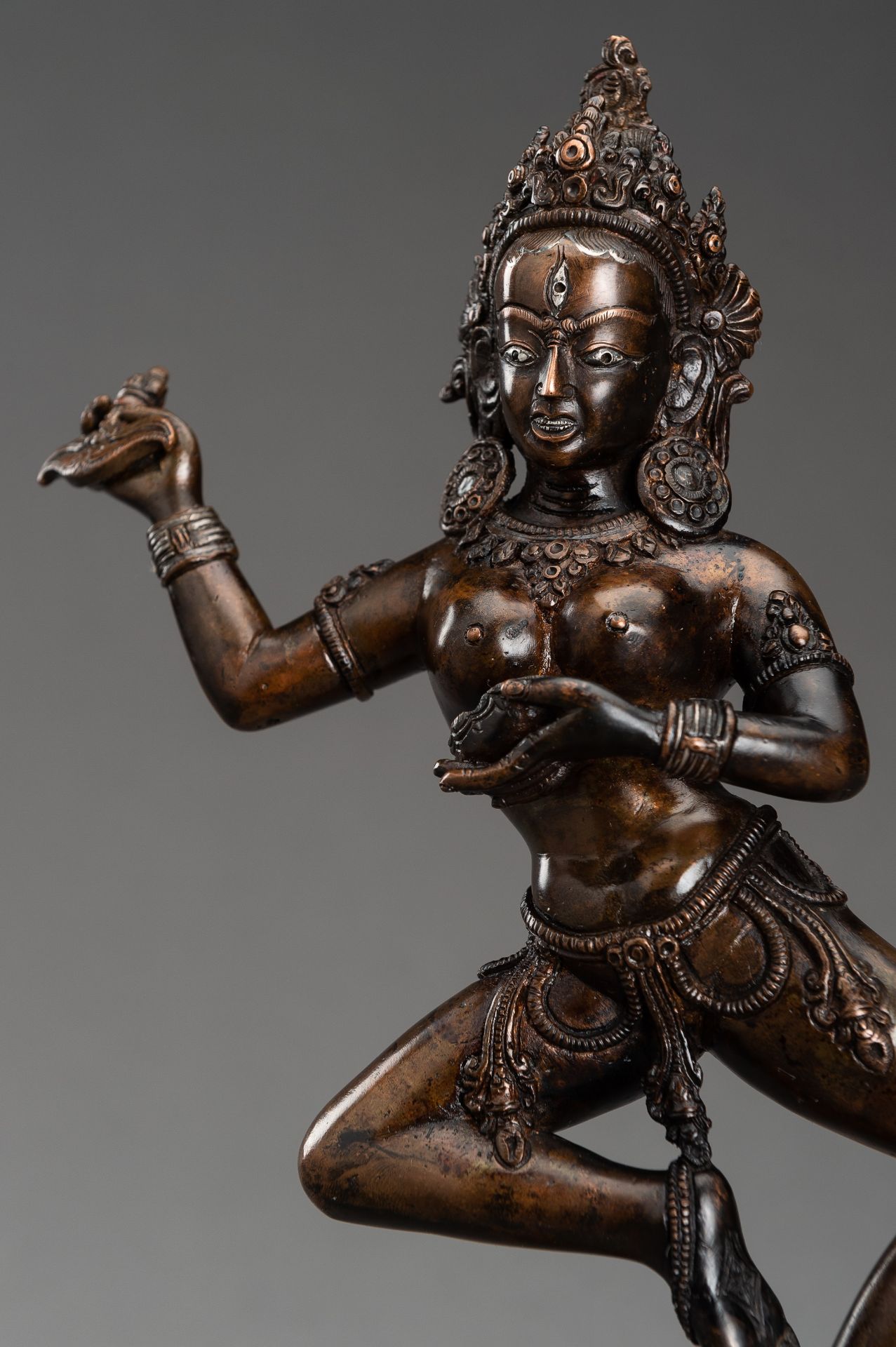 AN INLAID COPPER BRONZE FIGURE OF DAKINI AS VAJRAVARAHI - Bild 4 aus 11