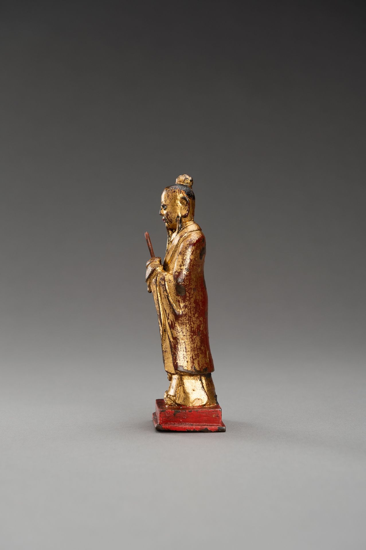 A GOLD LACQUERED BRONZE FIGURE OF AN OFFICIAL - Image 3 of 8