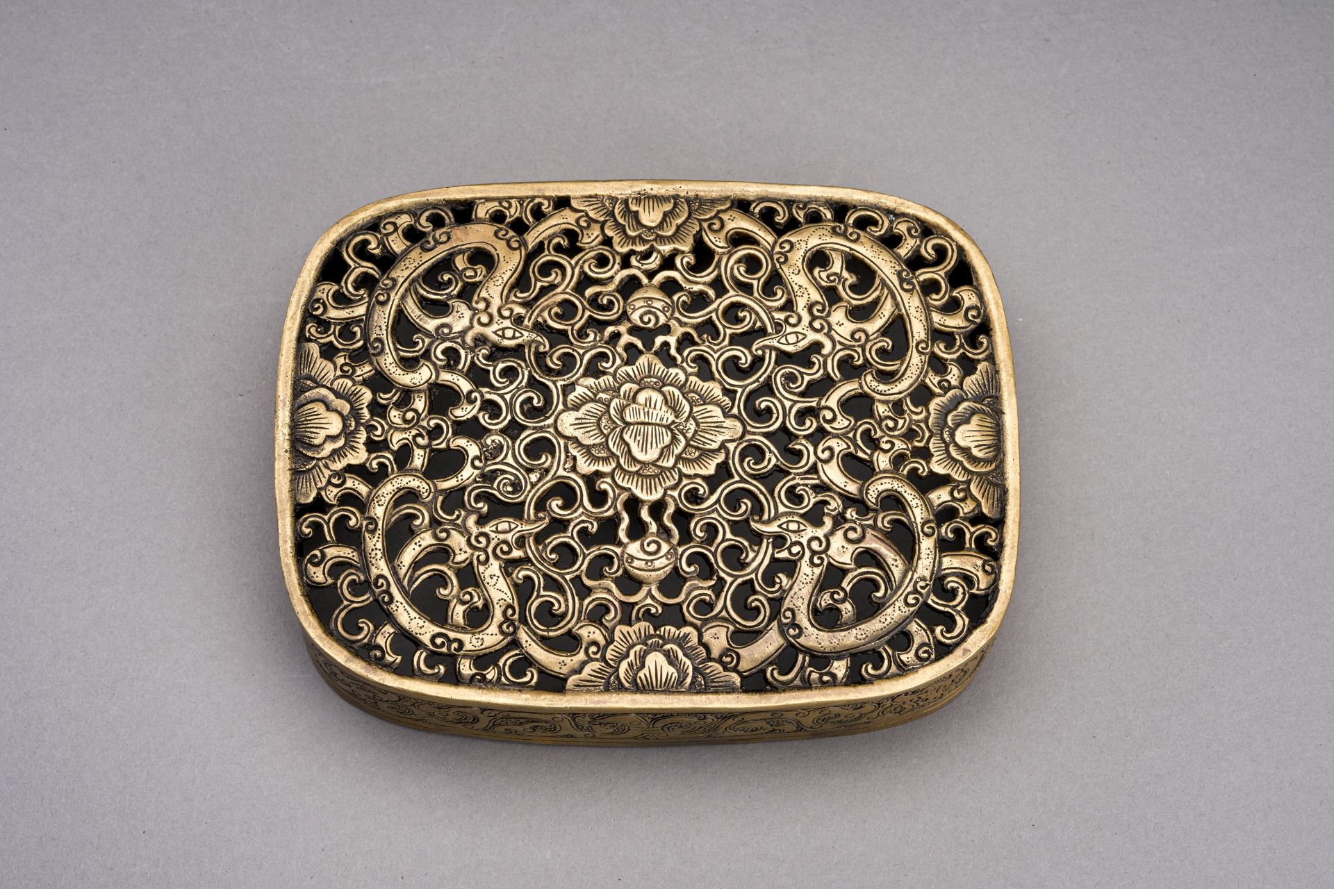 A BRONZE 'DRAGON' HANDWARMER WITH OPENWORK COVER, 1900s - Bild 4 aus 10